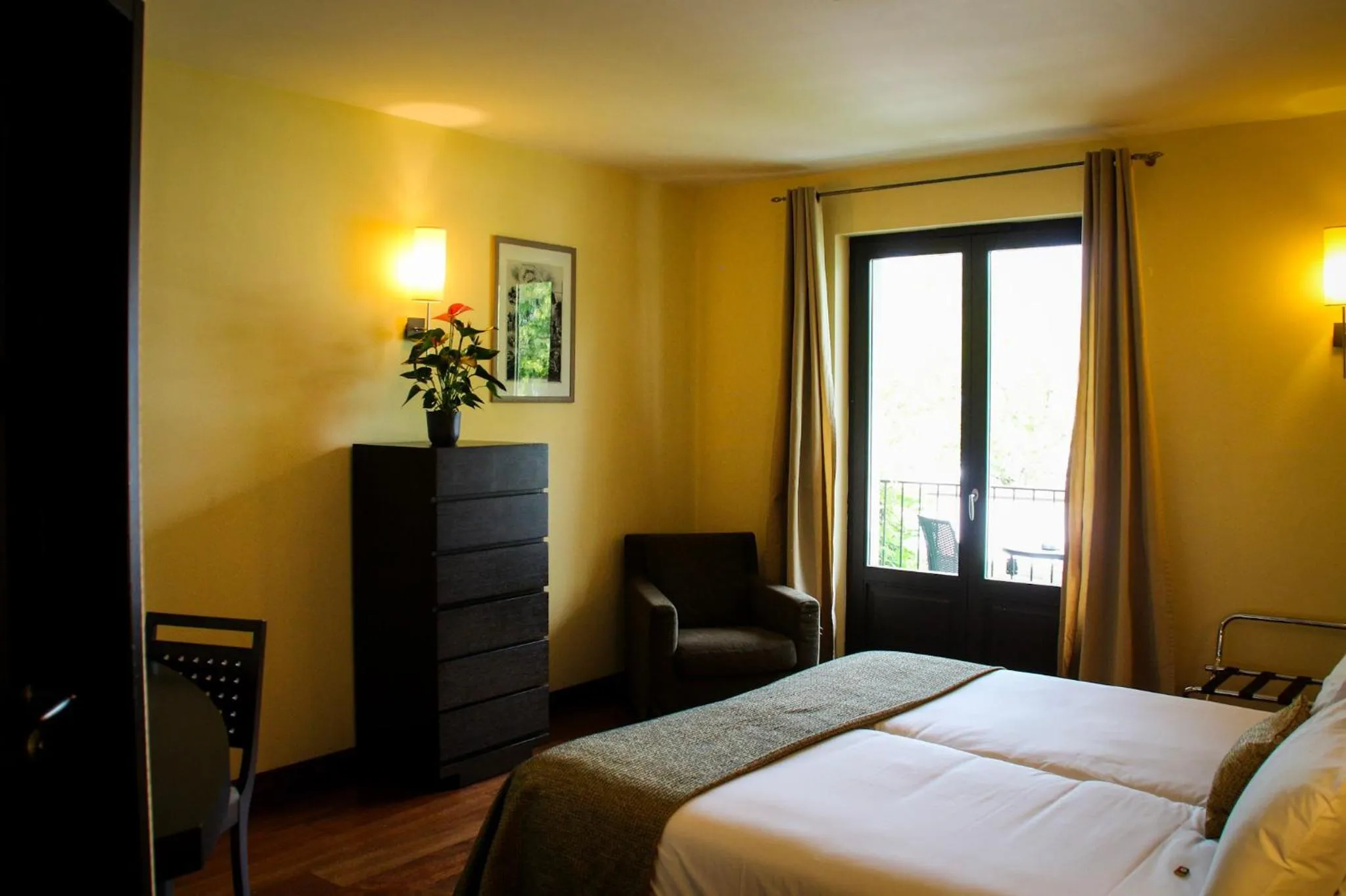 Photo of the whole room, Bed in Hôtel La Riviera Victoria