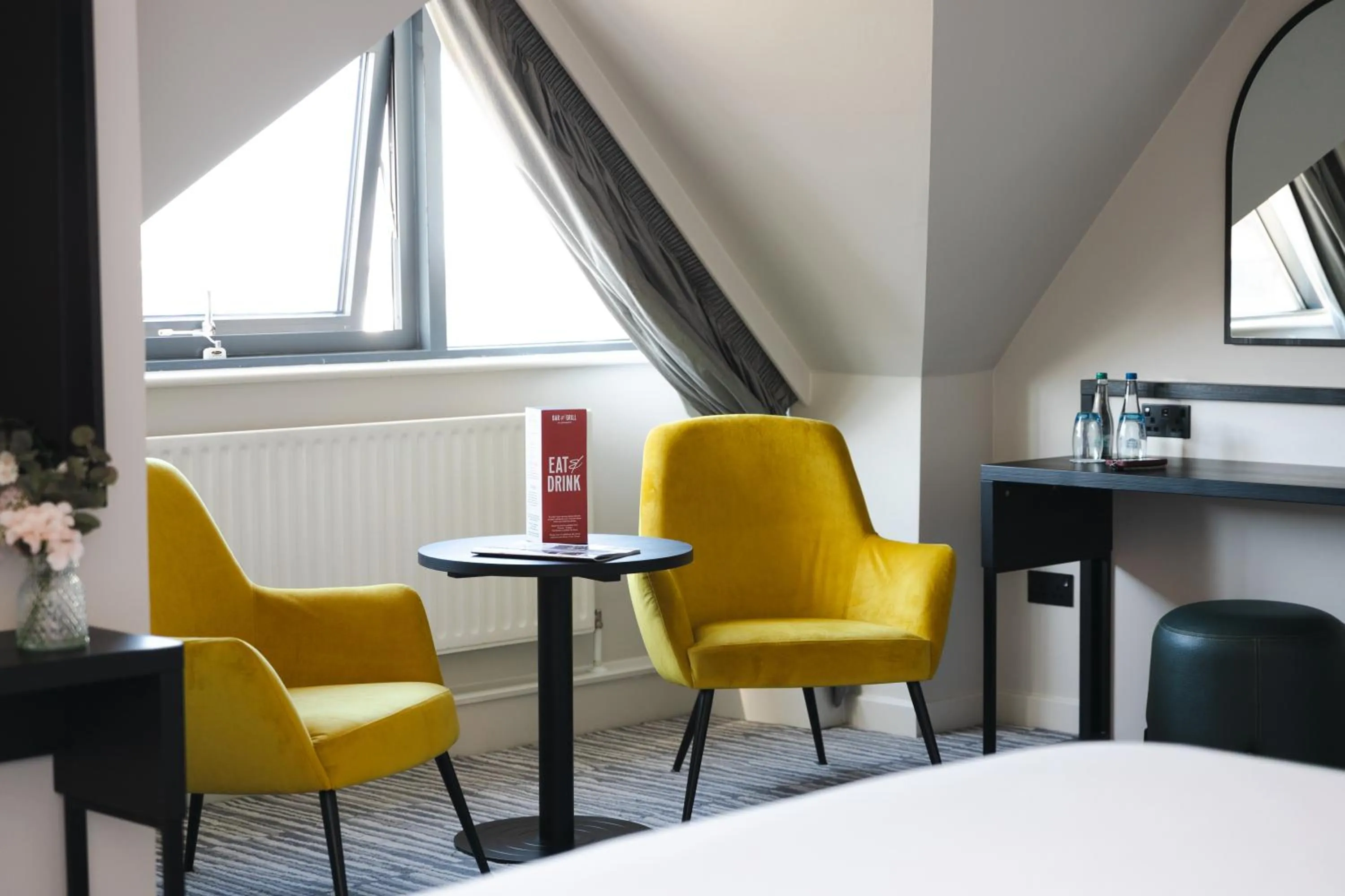 Seating area in Leonardo Hotel Dublin Christchurch