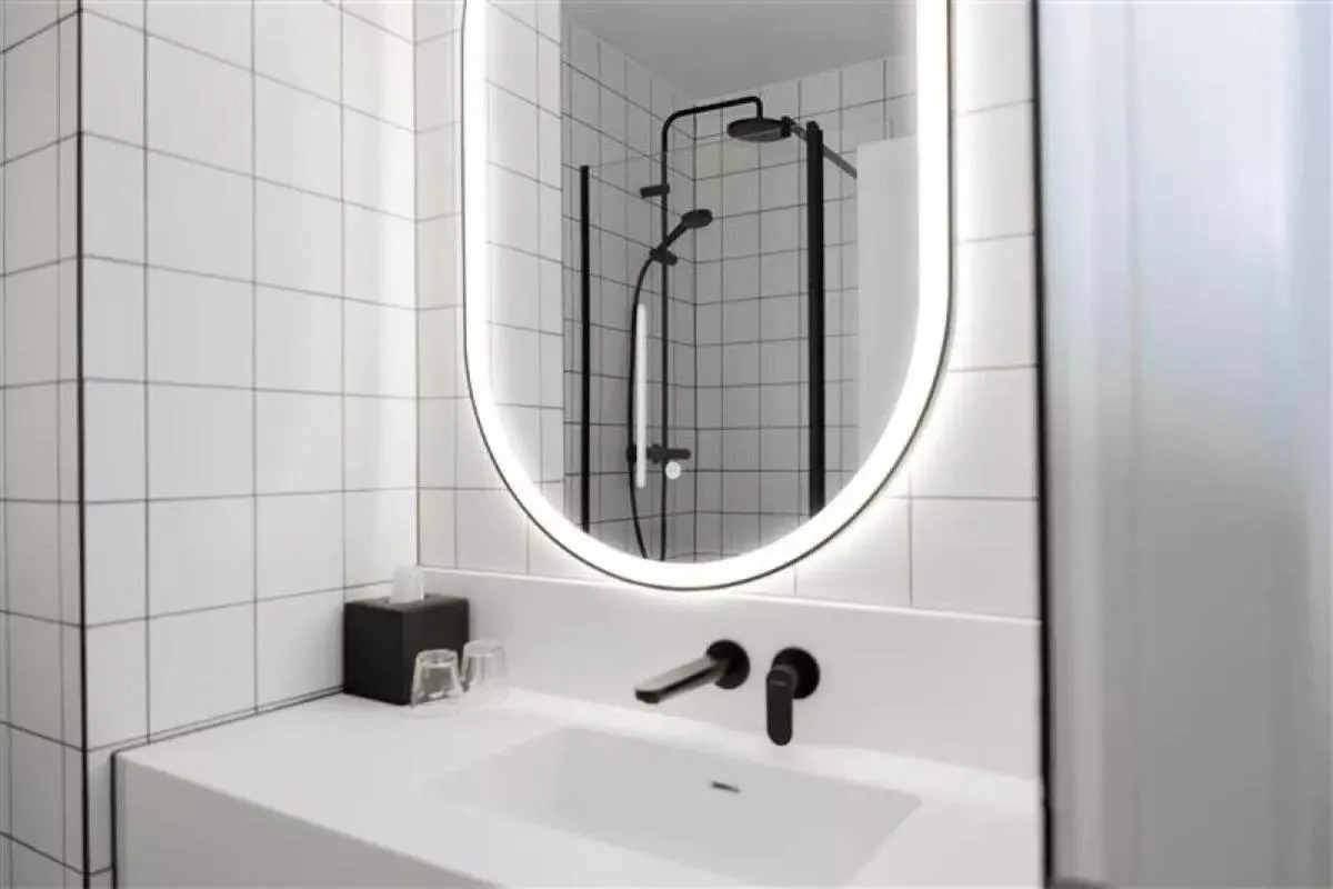 Bathroom in Leonardo Hotel Dublin Christchurch