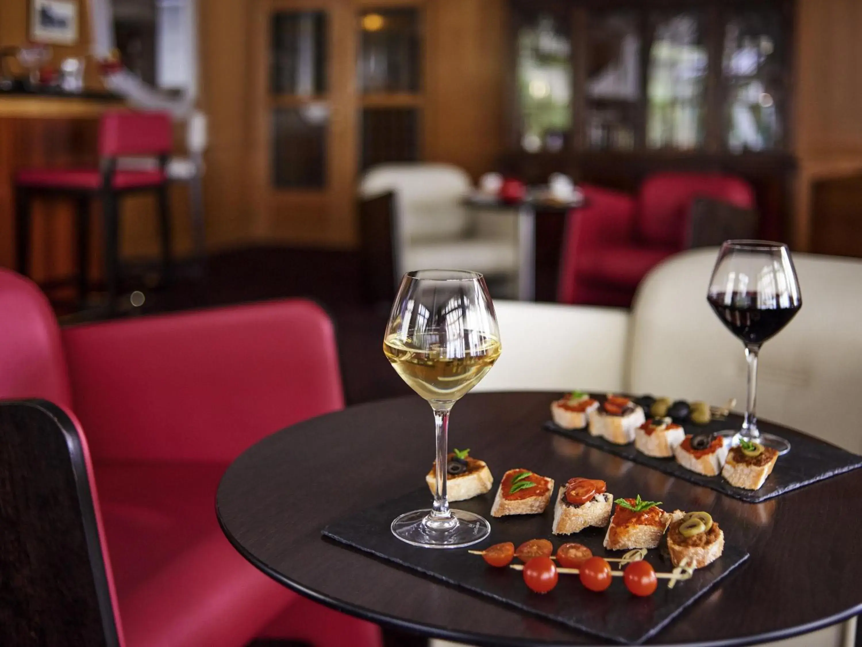 Lounge or bar in Mercure Granville Le Grand Large Lounge or bar in Mercure Granville Le Grand Large