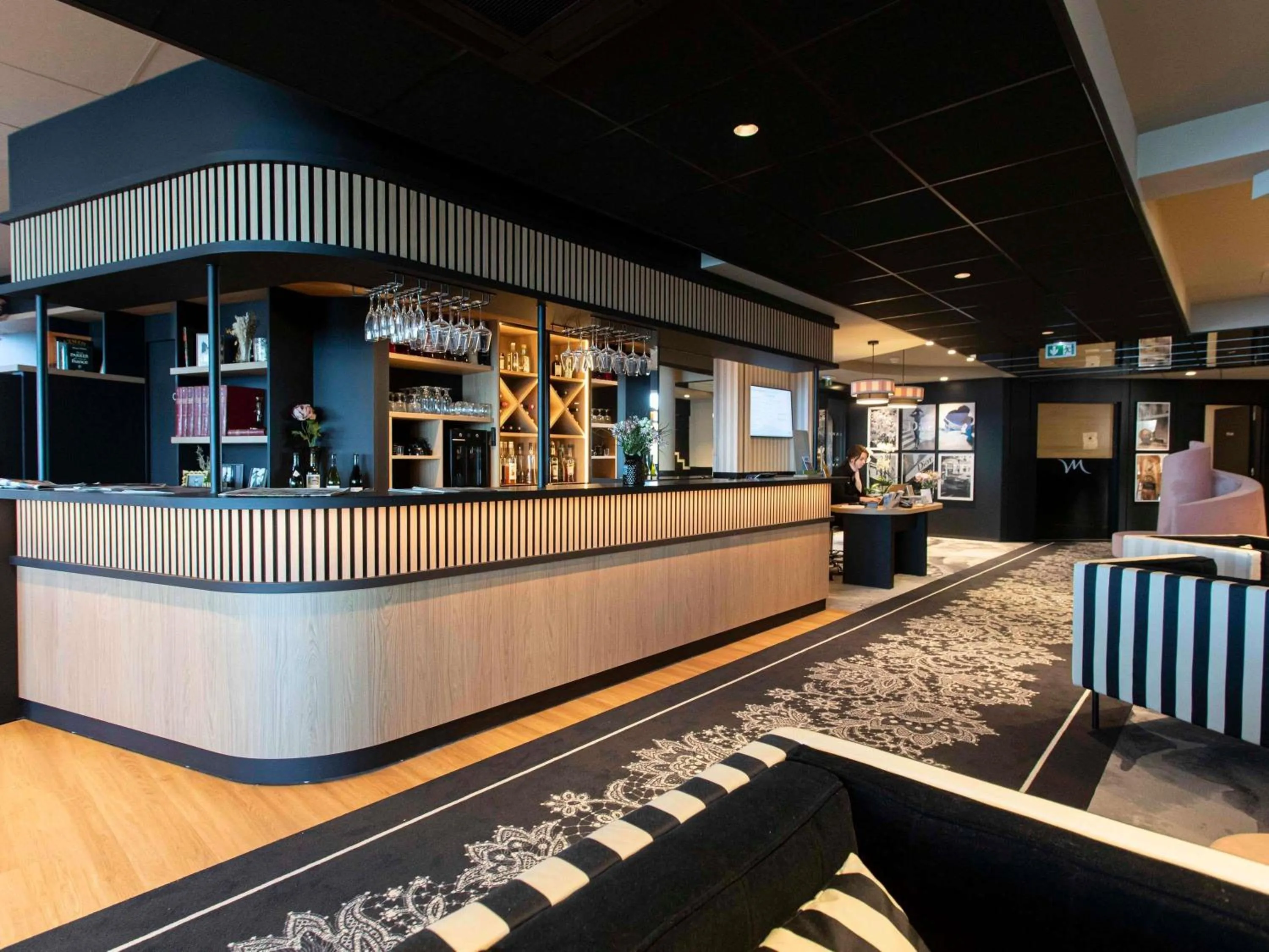 Lounge or bar in Mercure Granville Le Grand Large