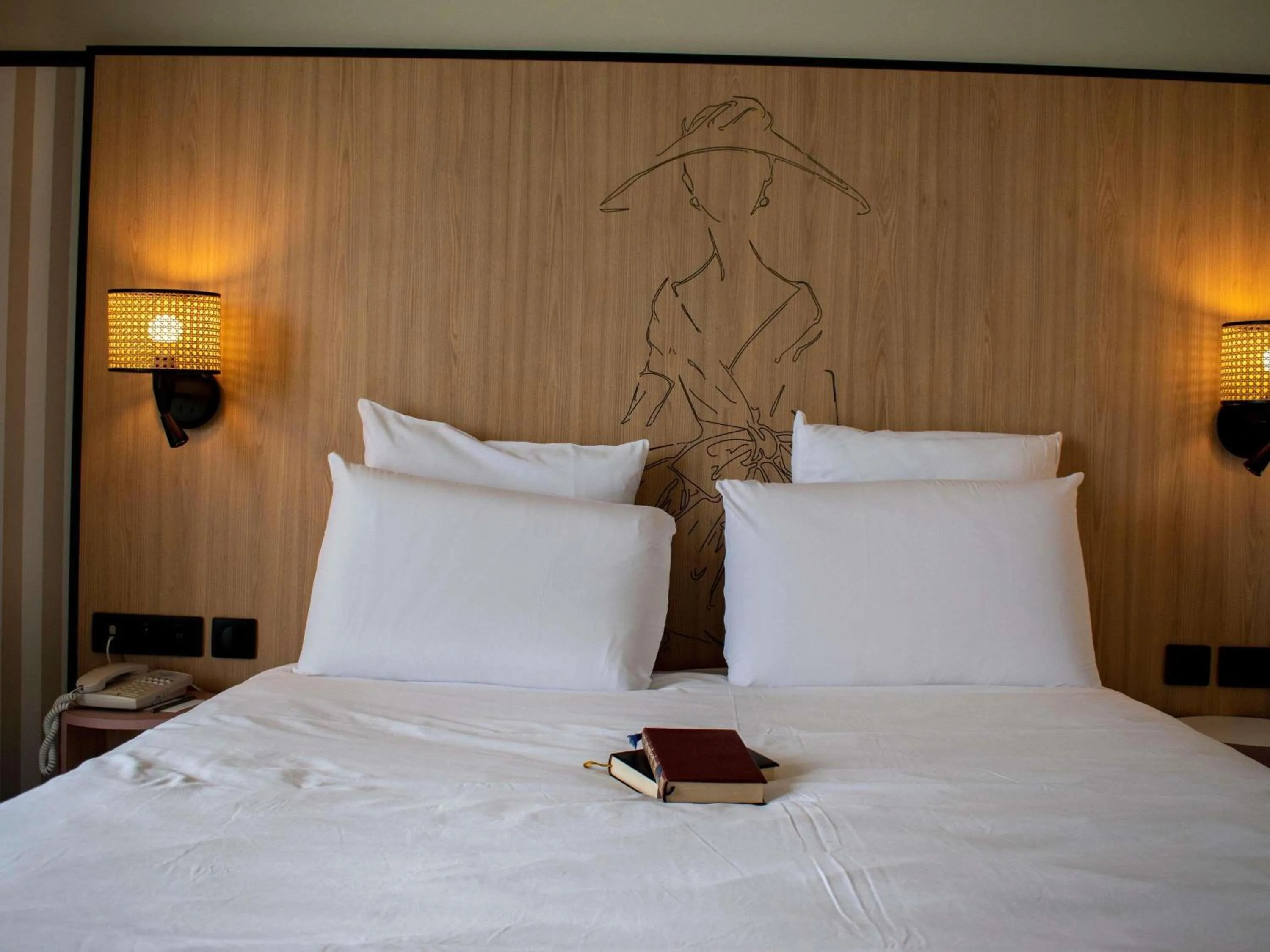 Bedroom, Bed in Mercure Granville Le Grand Large