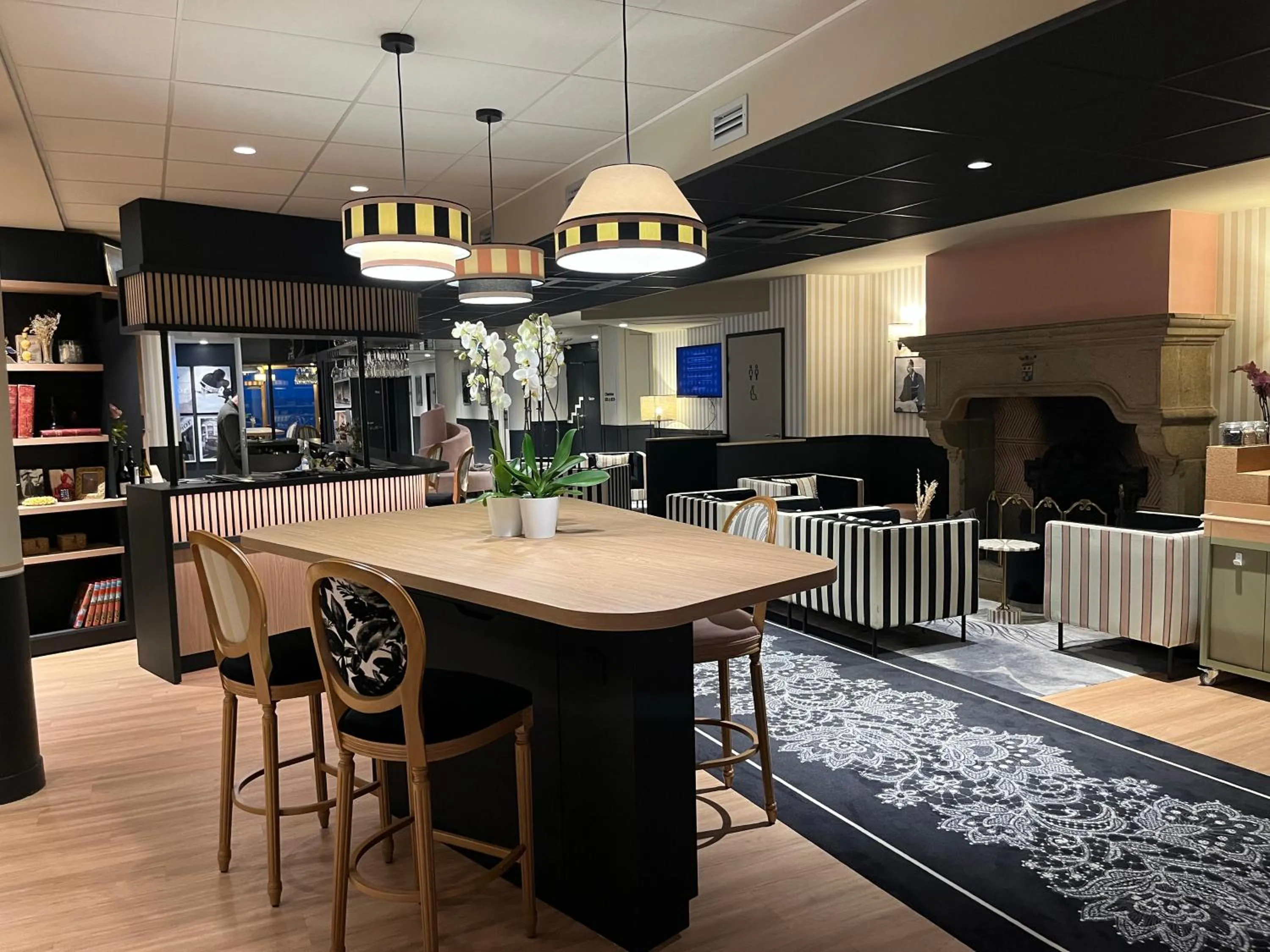 Lounge or bar in Mercure Granville Le Grand Large