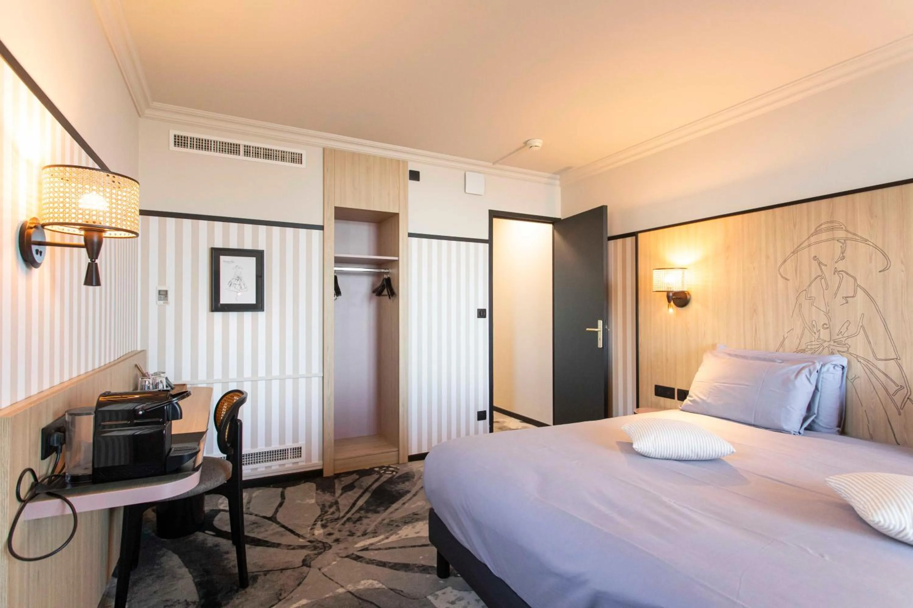 Bedroom, Bed in Mercure Granville Le Grand Large
