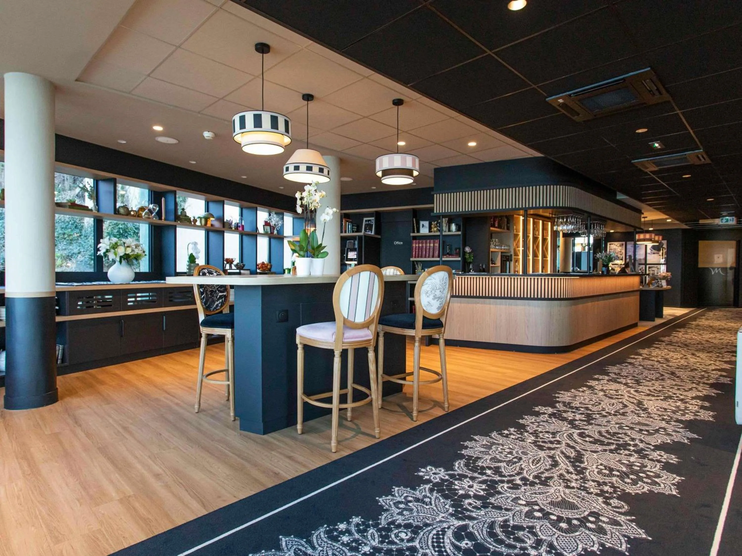 Lounge or bar in Mercure Granville Le Grand Large