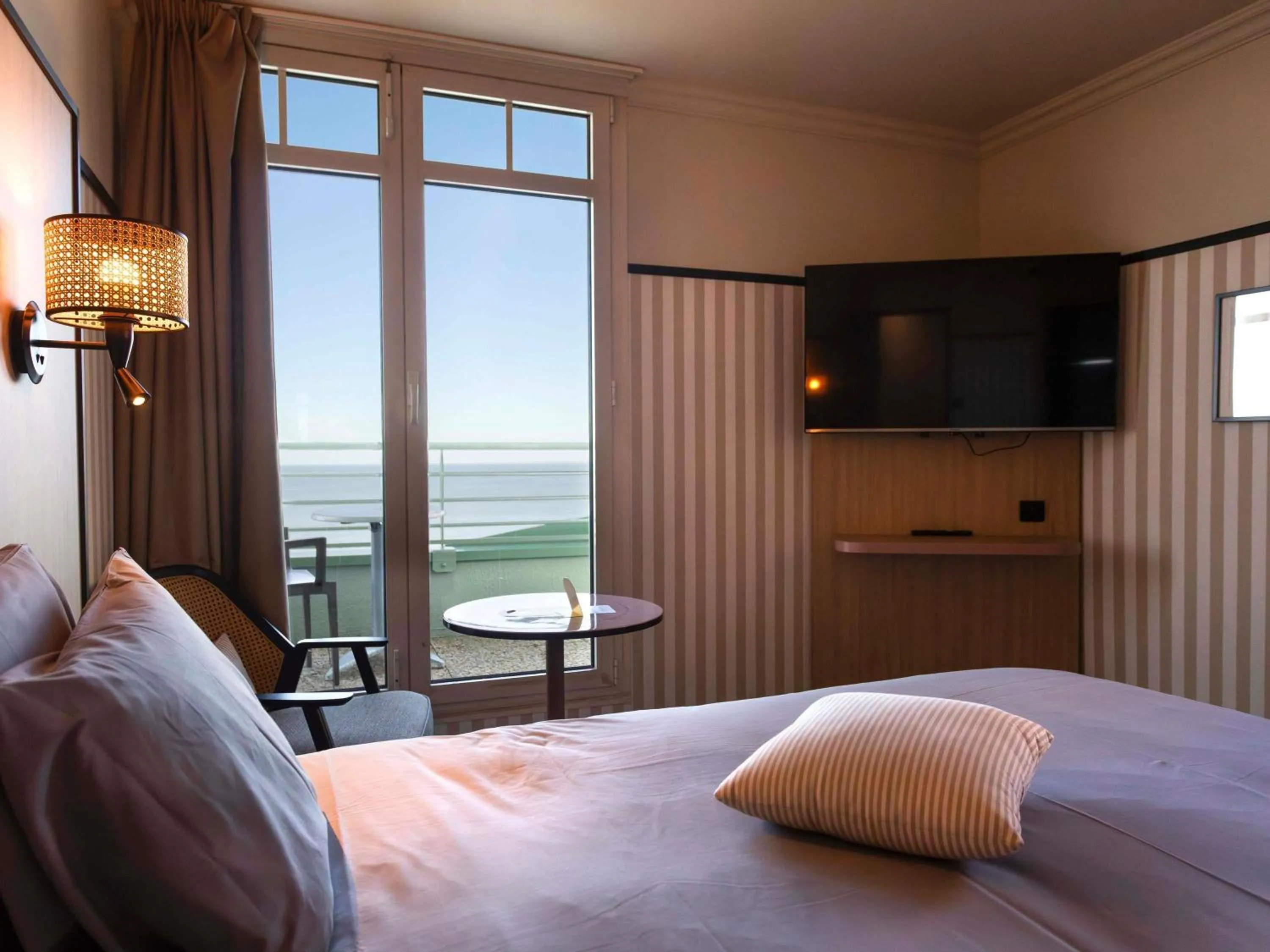 Bedroom, Bed in Mercure Granville Le Grand Large