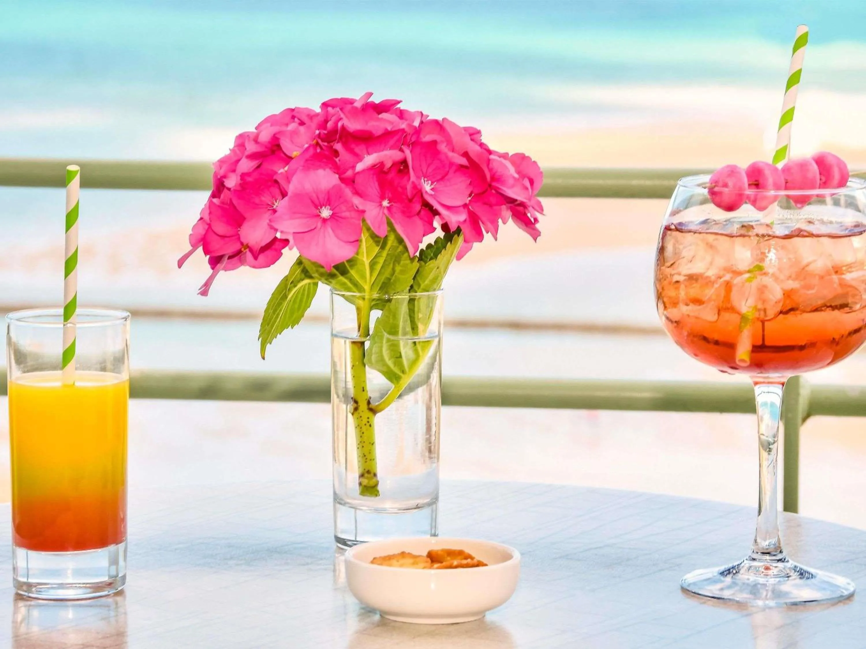 Lounge or bar in Mercure Granville Le Grand Large