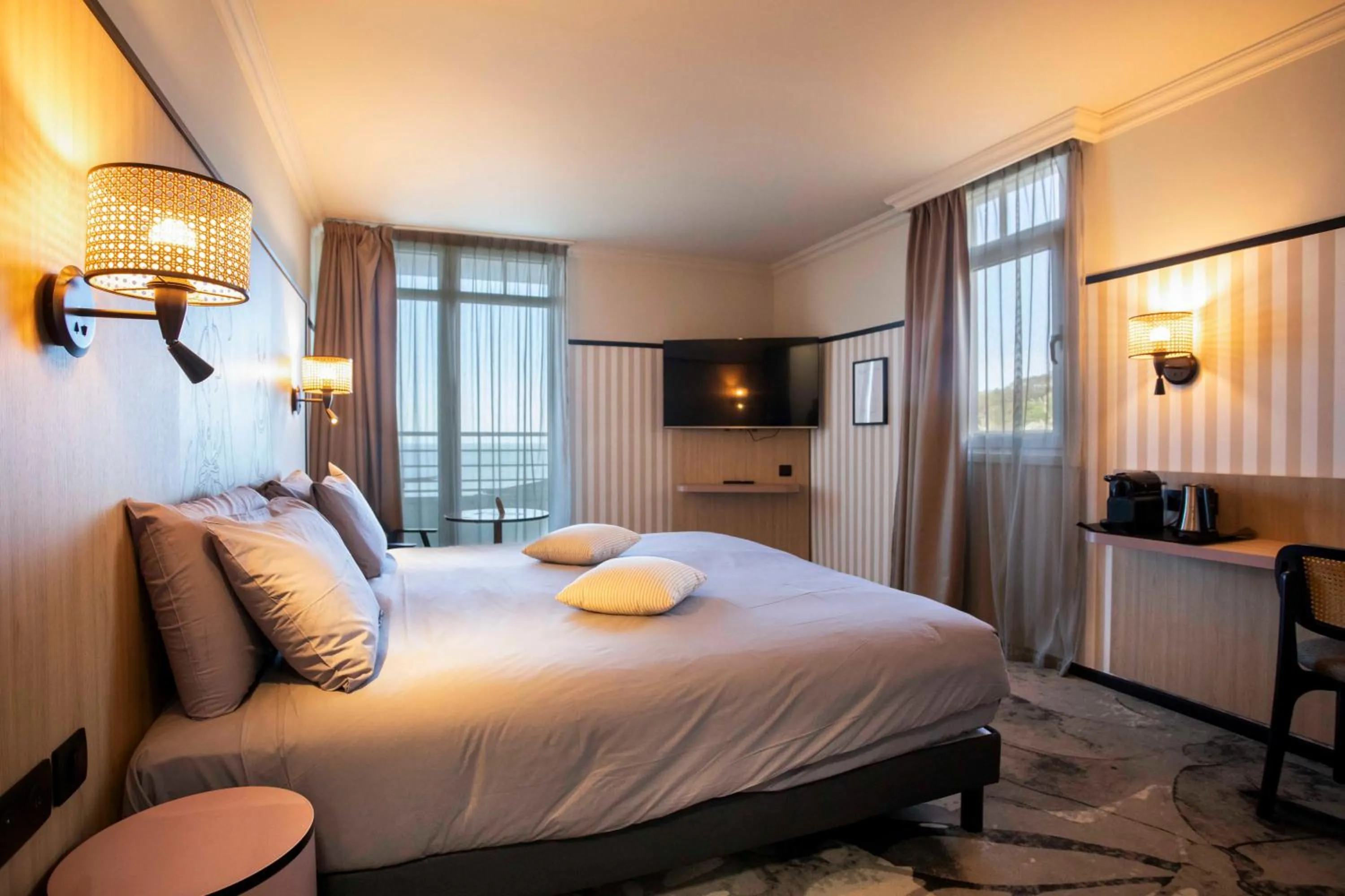 Bed in Mercure Granville Le Grand Large