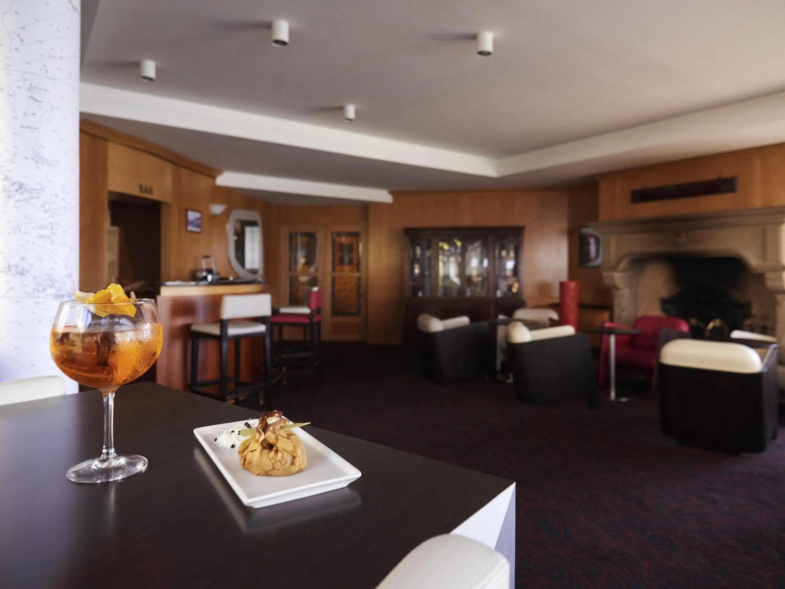 Lounge or bar in Mercure Granville Le Grand Large