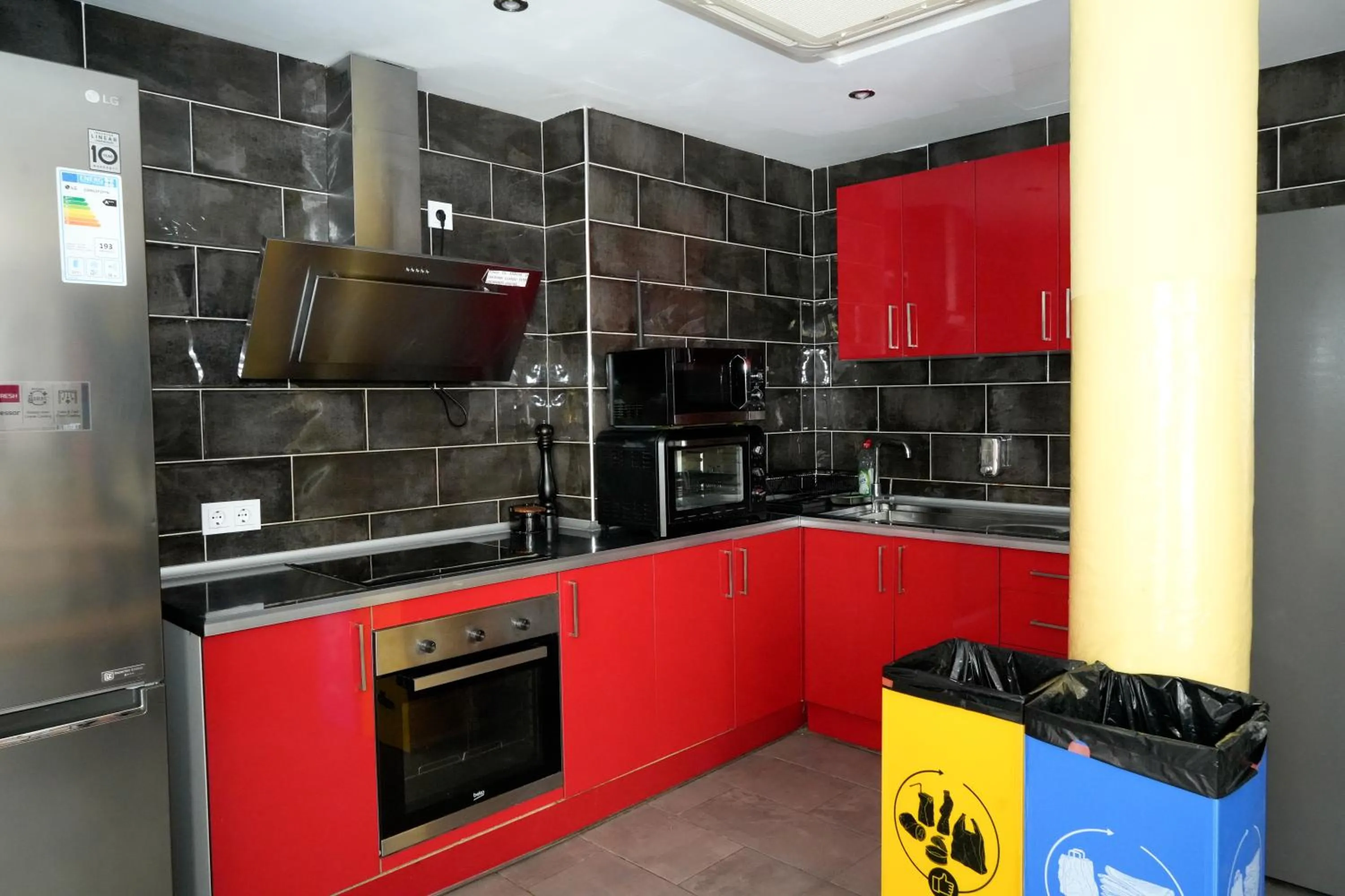 Kitchen or kitchenette in New Art Hostel - Albergue Juvenil