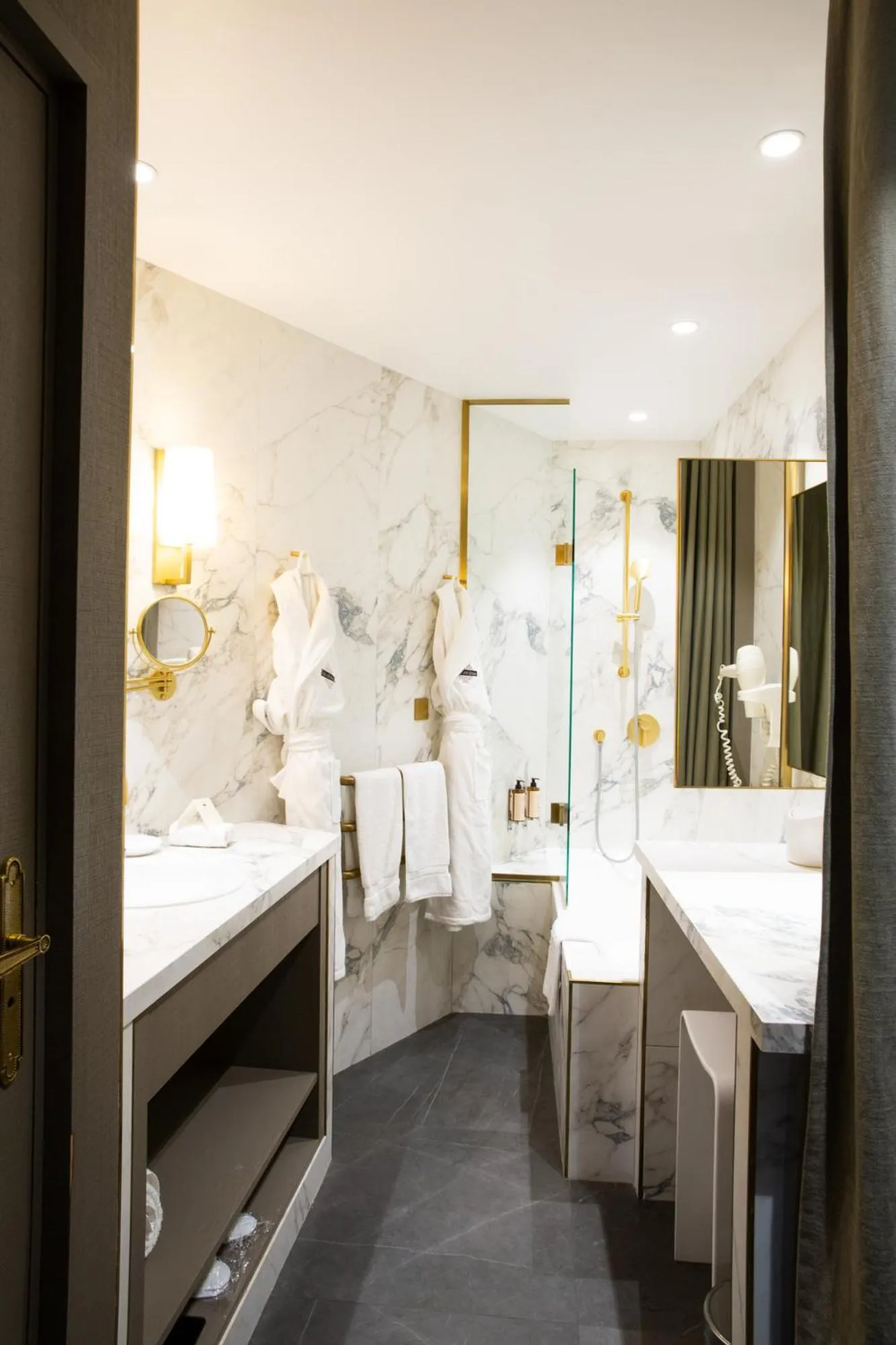 Bathroom, Bed in Hôtel Le Relais Saint-Germain