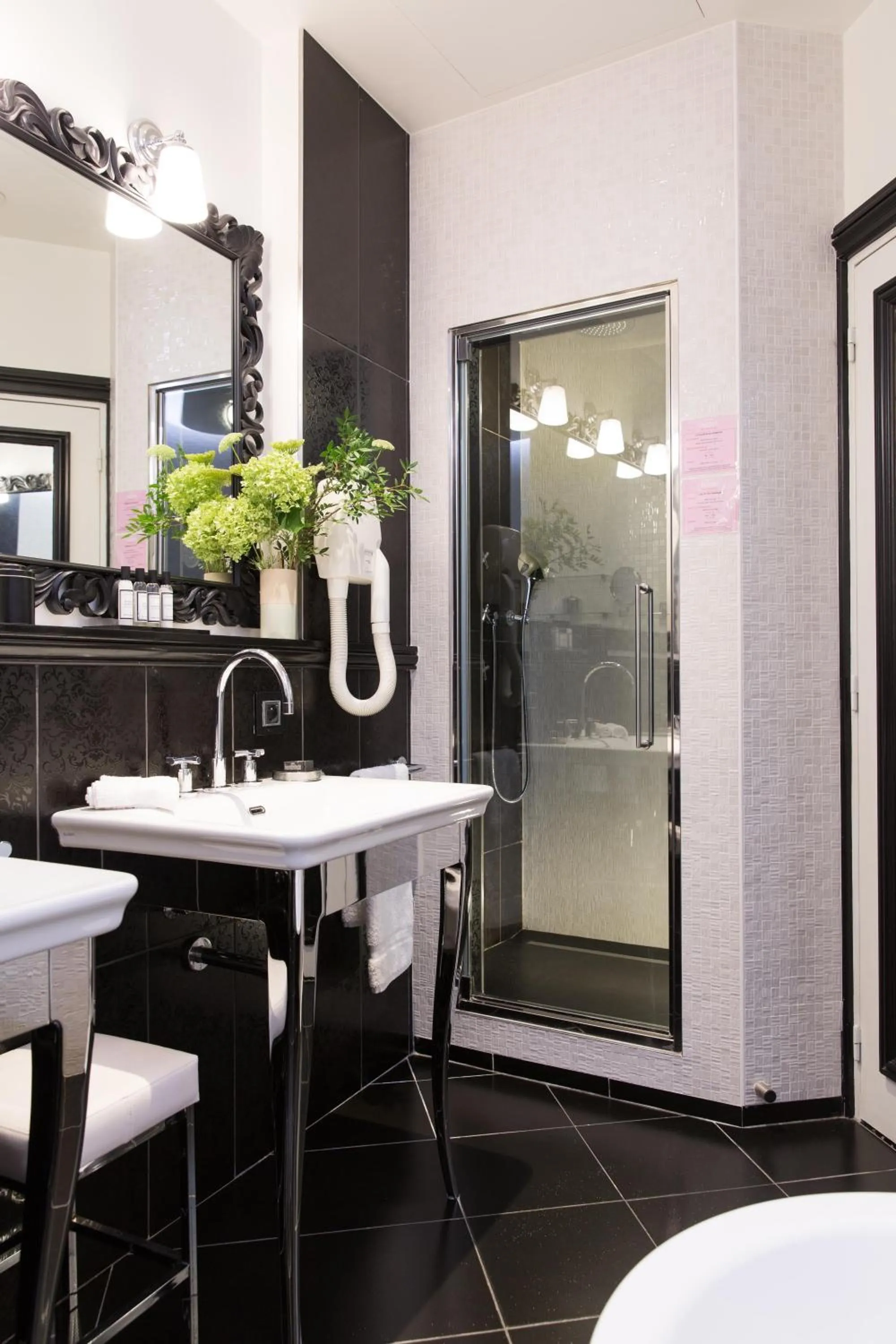 Bathroom in Hôtel Le Relais Saint-Germain