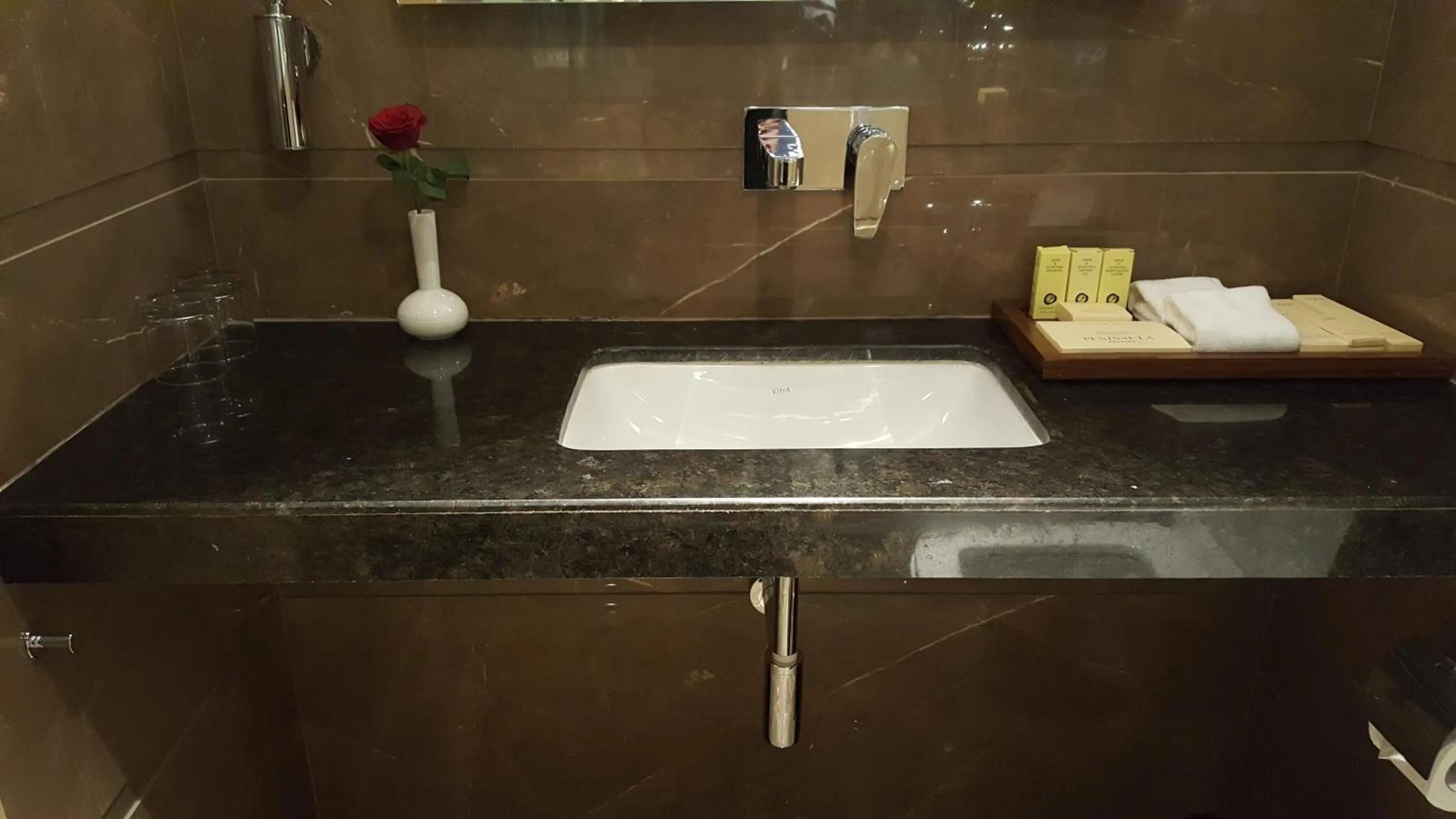 Bathroom in Hotel Peninsula Redpine