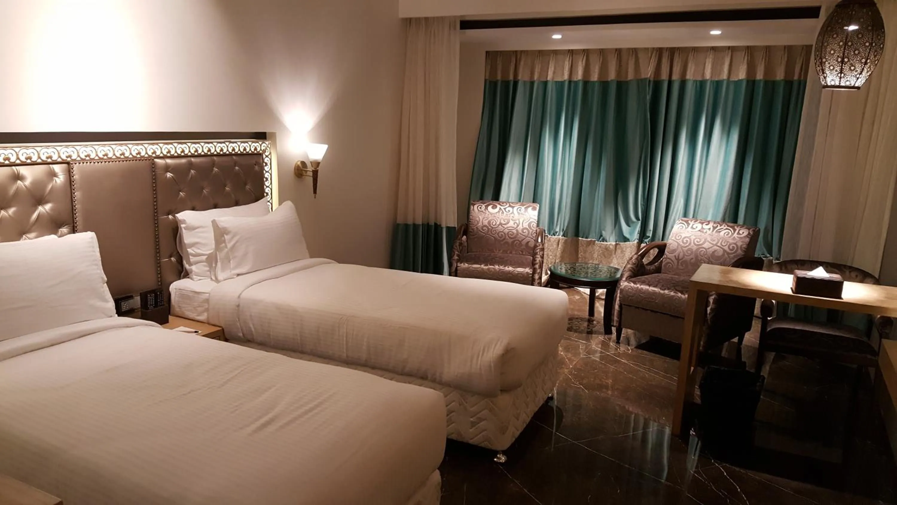 Seating area, Bed in Hotel Peninsula Redpine