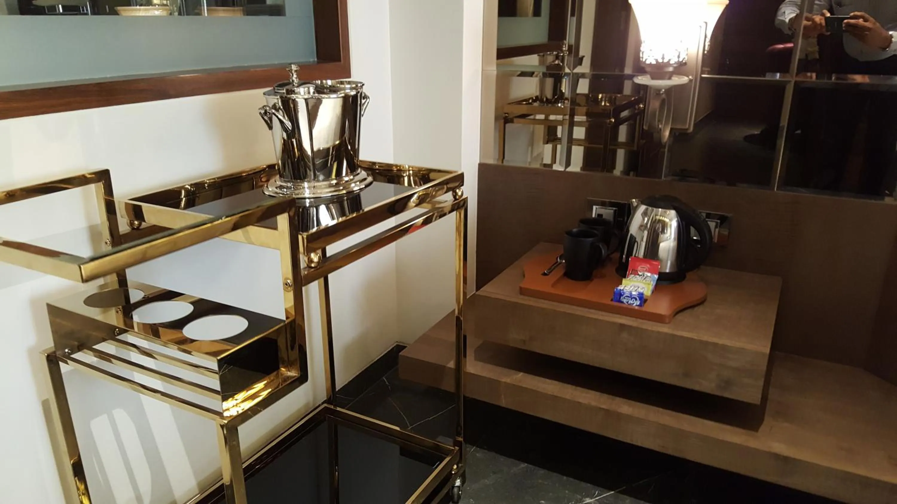 Food and drinks in Hotel Peninsula Redpine