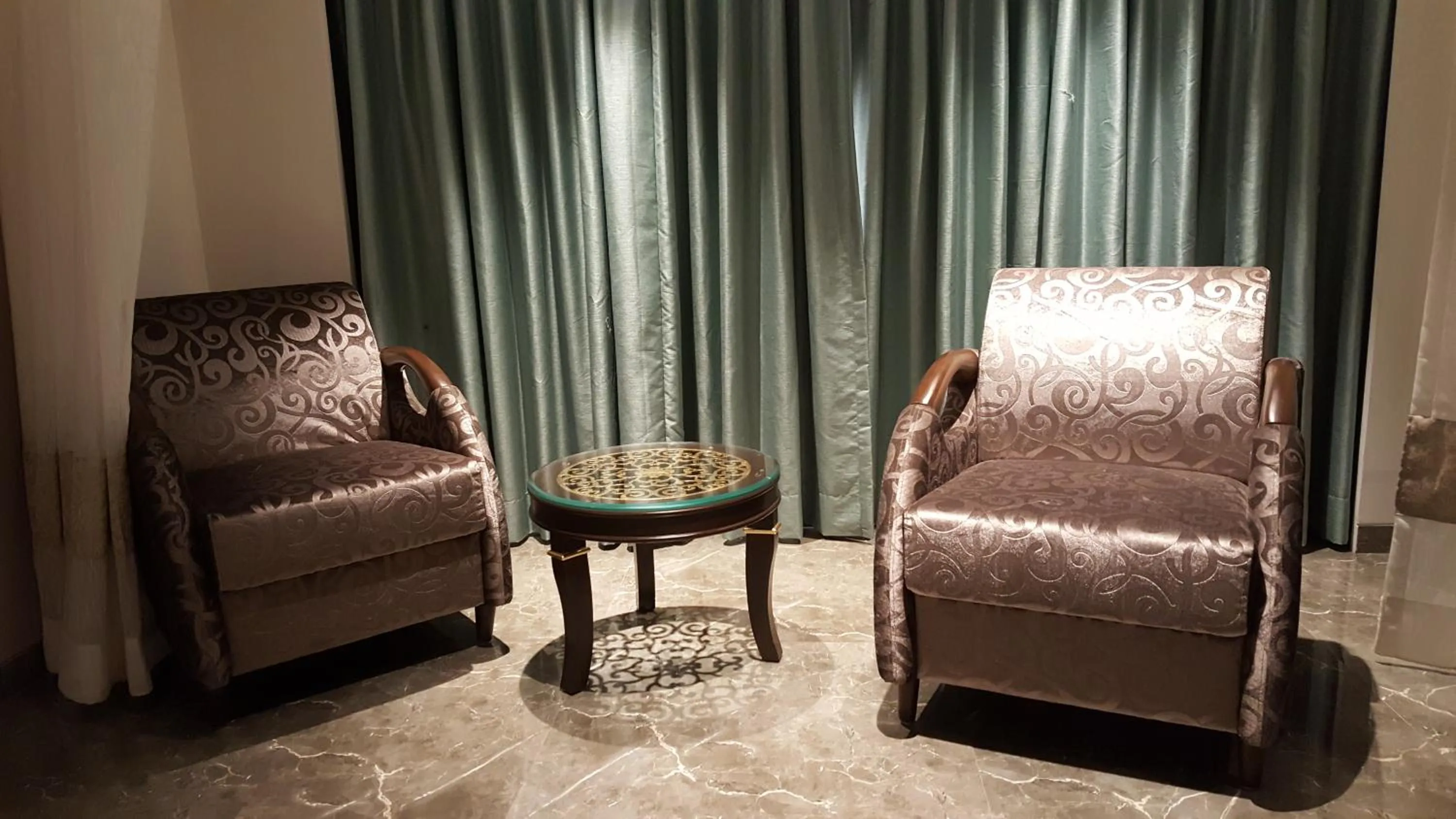 Seating area in Hotel Peninsula Redpine