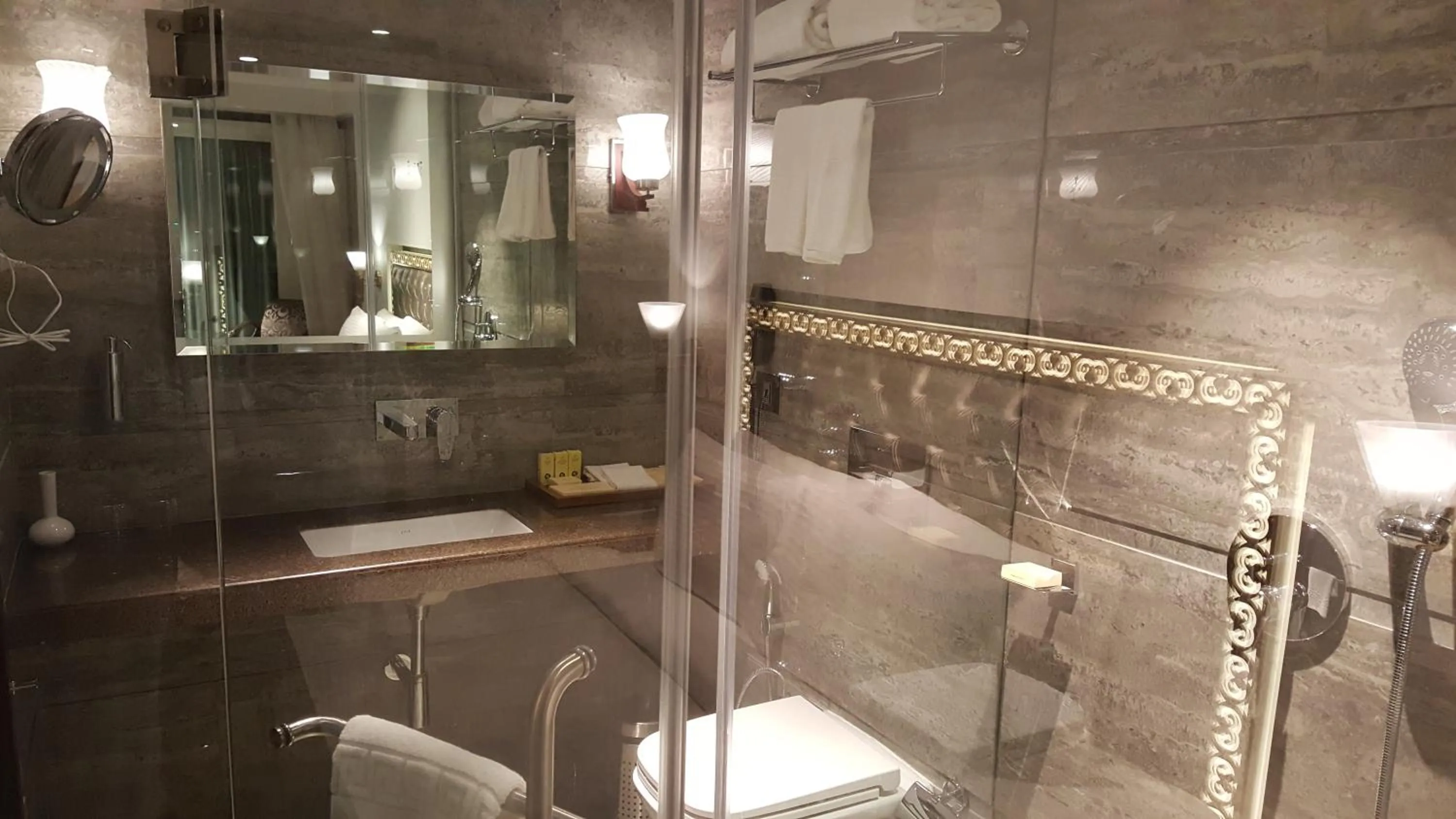 Bathroom in Hotel Peninsula Redpine