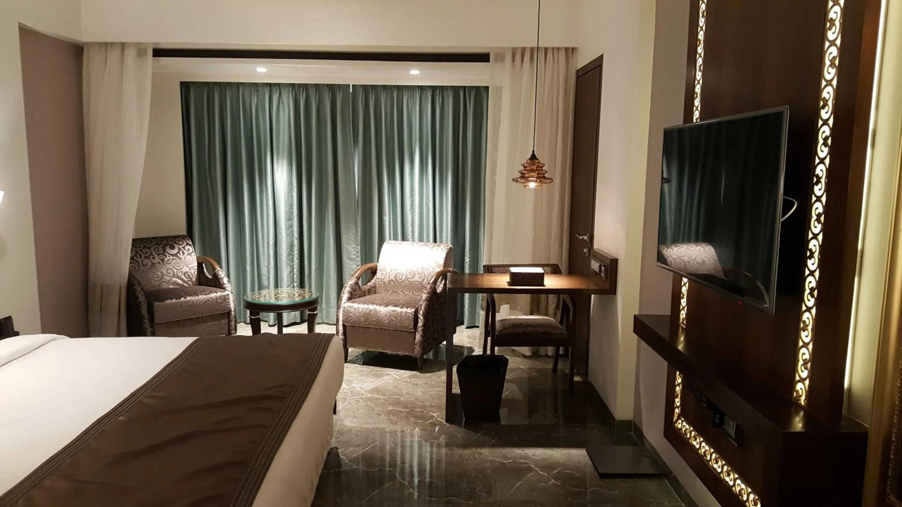 Bedroom, Bed in Hotel Peninsula Redpine