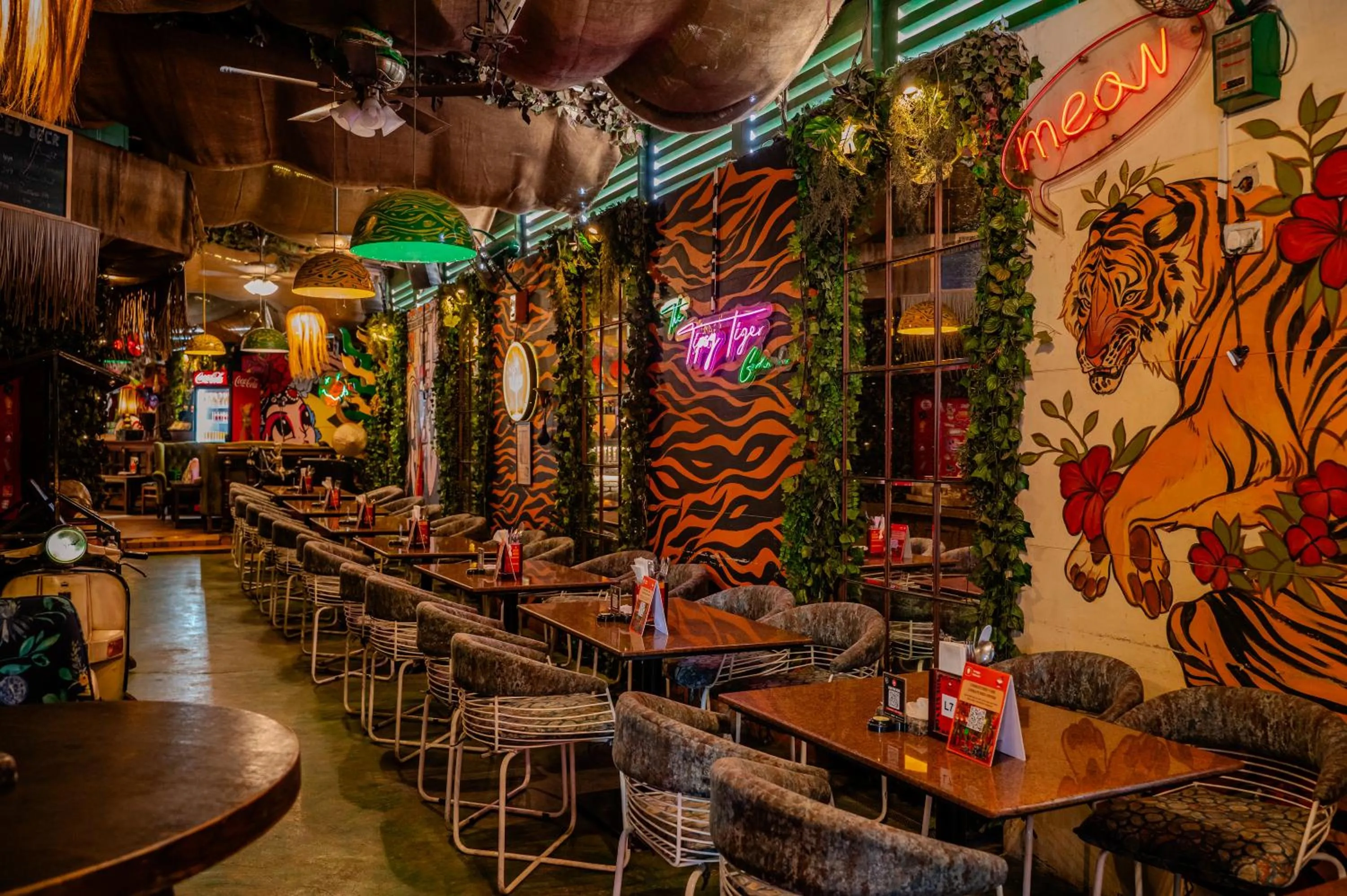 Lounge or bar in Hotel Peninsula Redpine