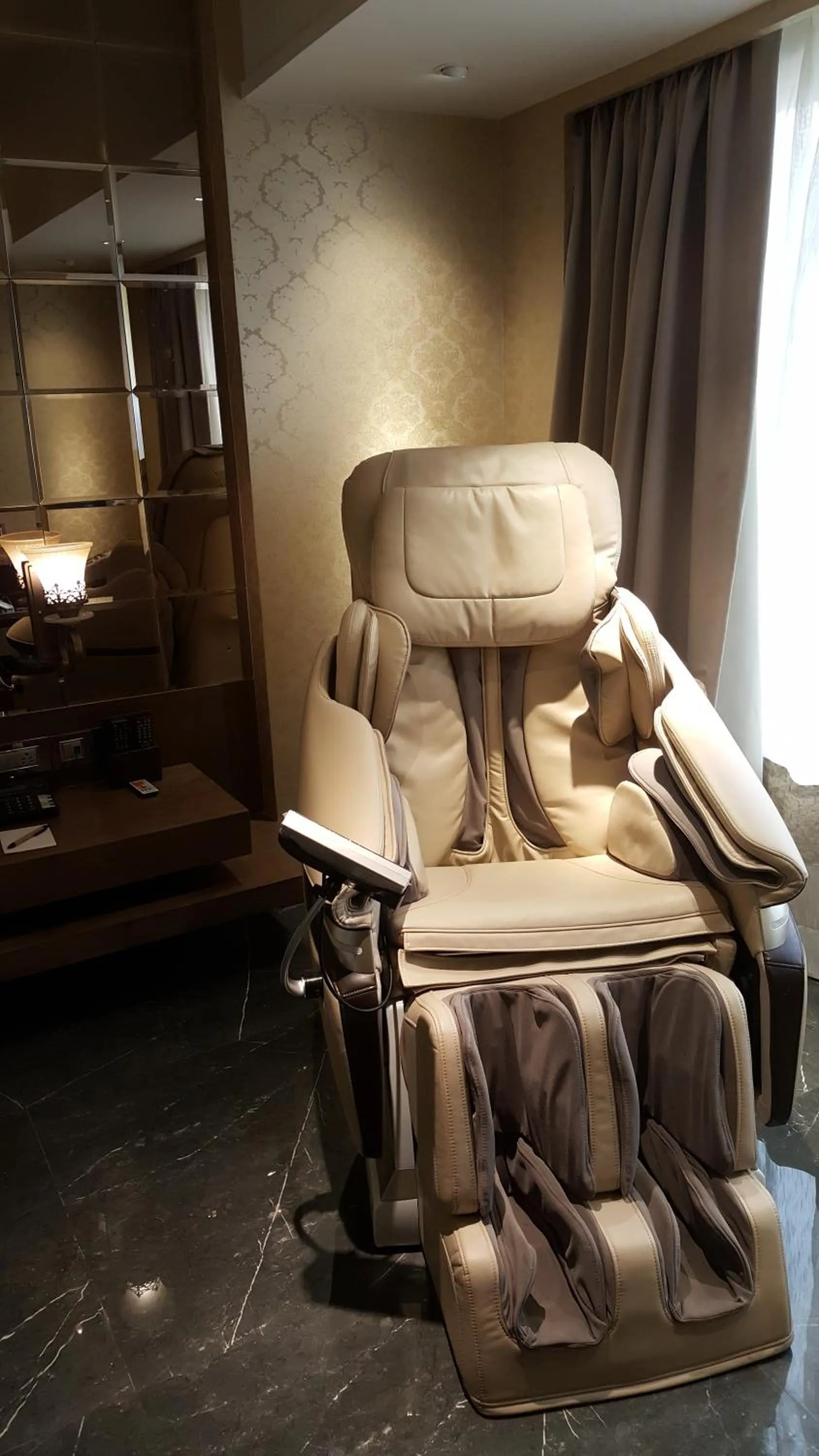 Seating area in Hotel Peninsula Redpine