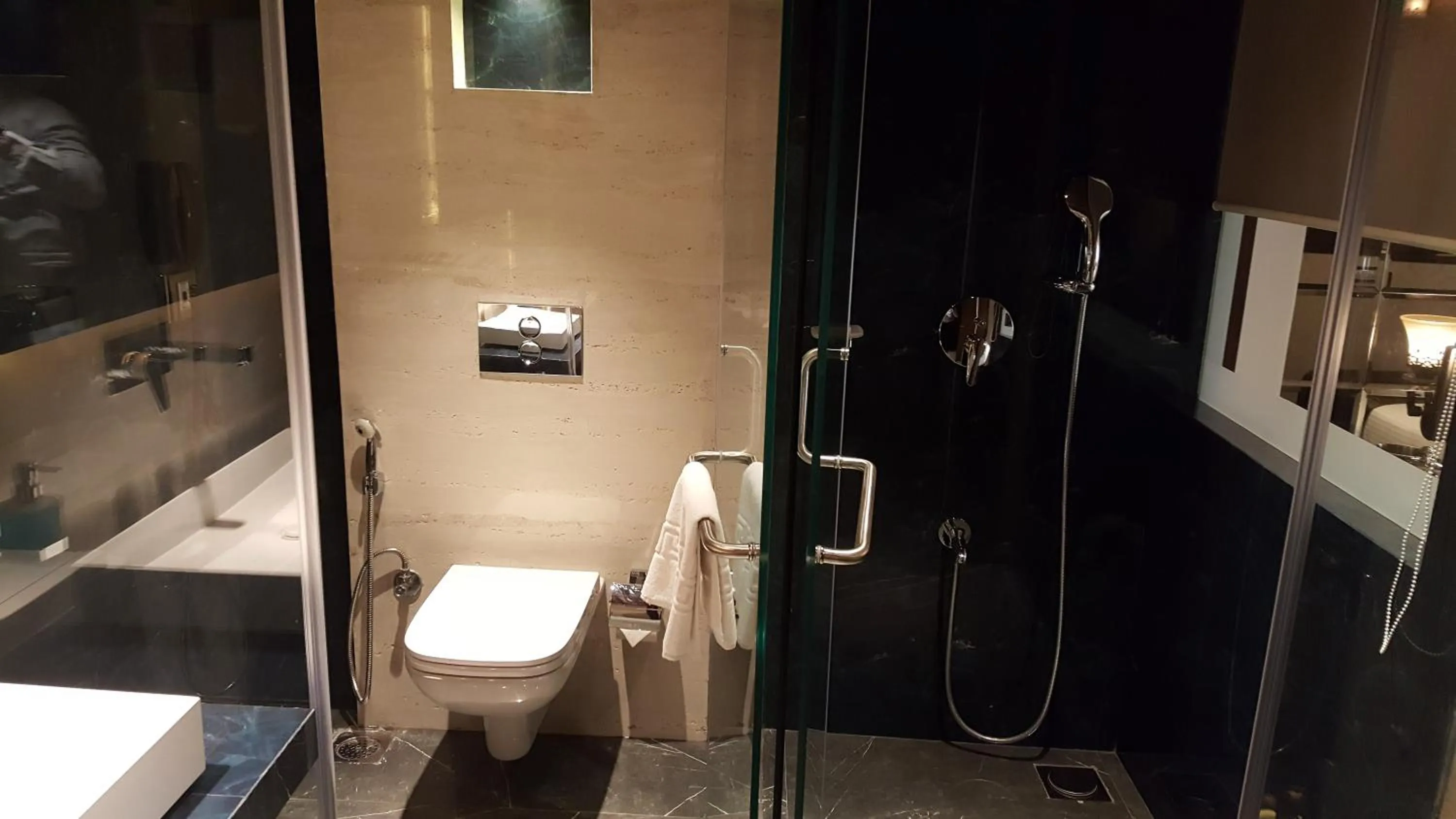 Shower in Hotel Peninsula Redpine