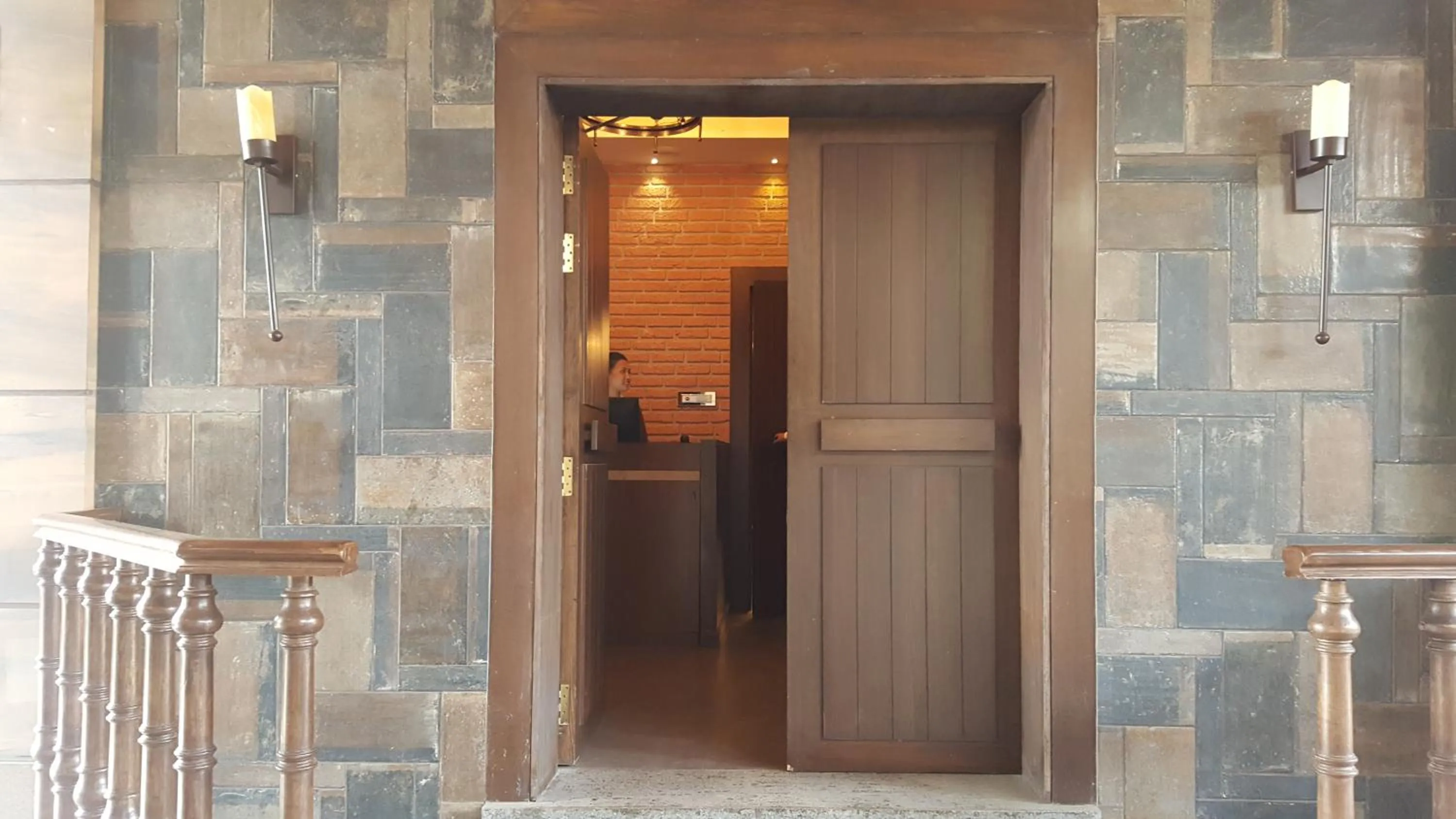 Facade/entrance in Hotel Peninsula Redpine