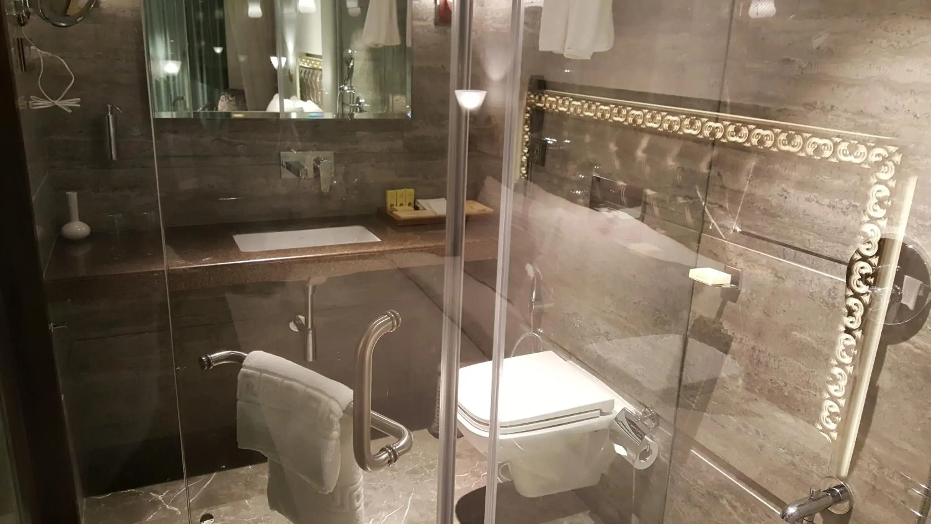 Bathroom in Hotel Peninsula Redpine Bathroom in Hotel Peninsula Redpine