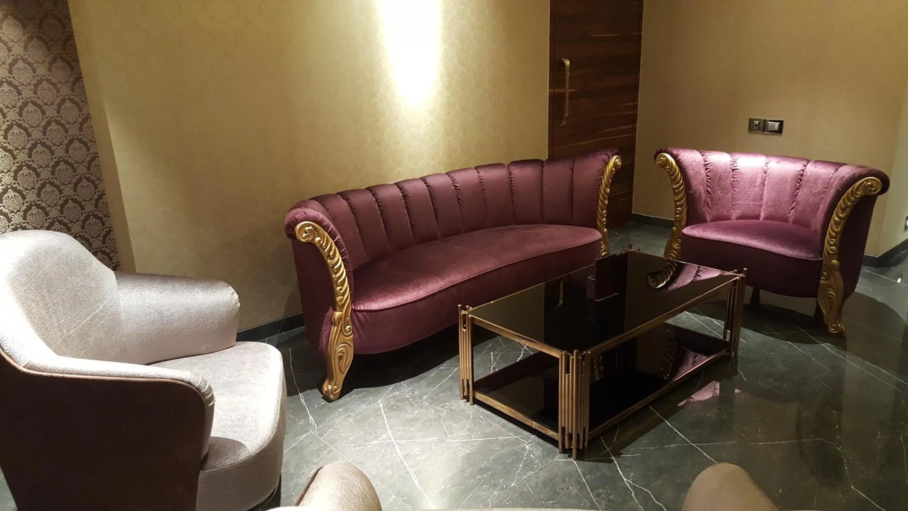 Seating area in Hotel Peninsula Redpine