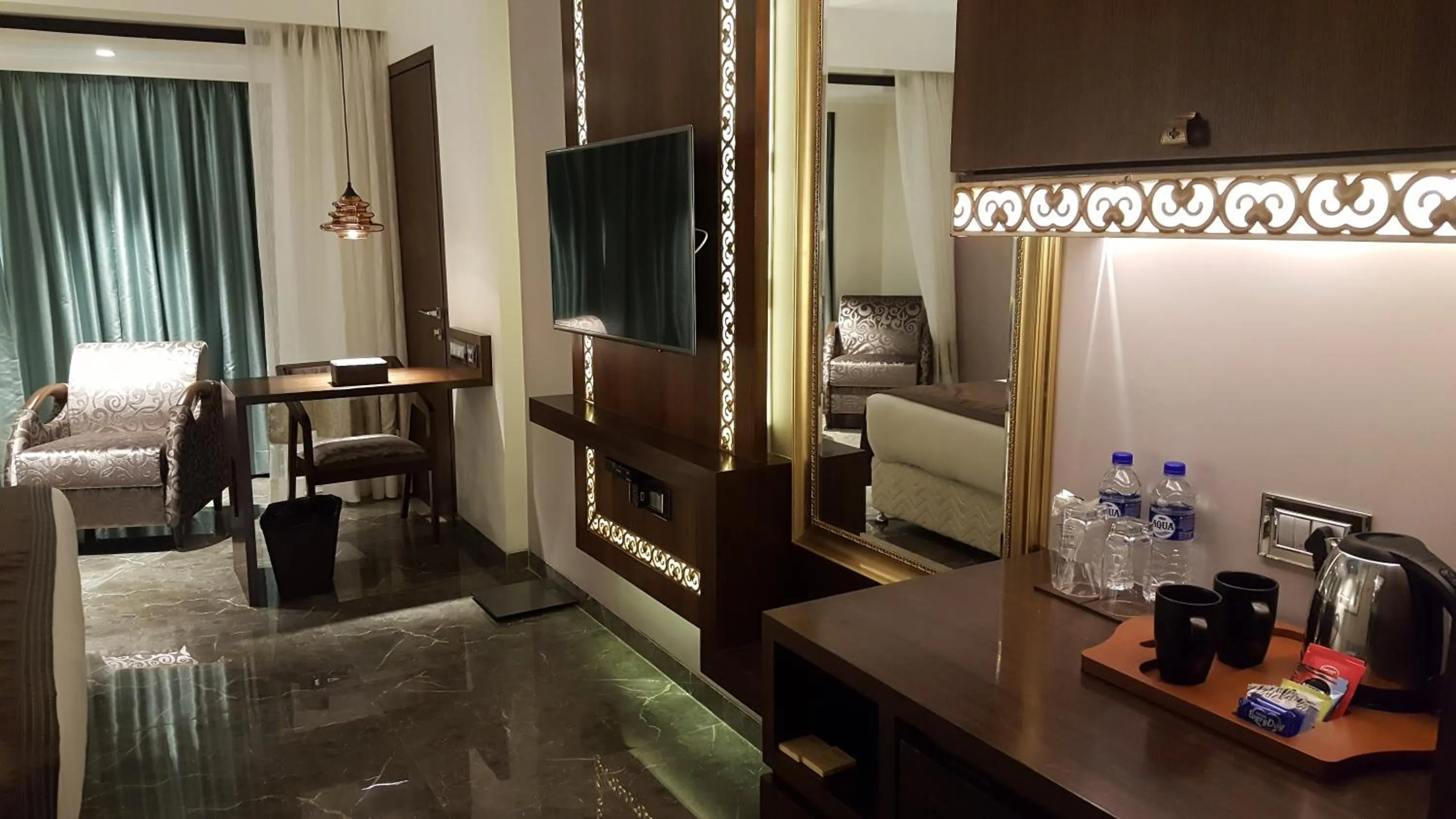 TV and multimedia, Bed in Hotel Peninsula Redpine