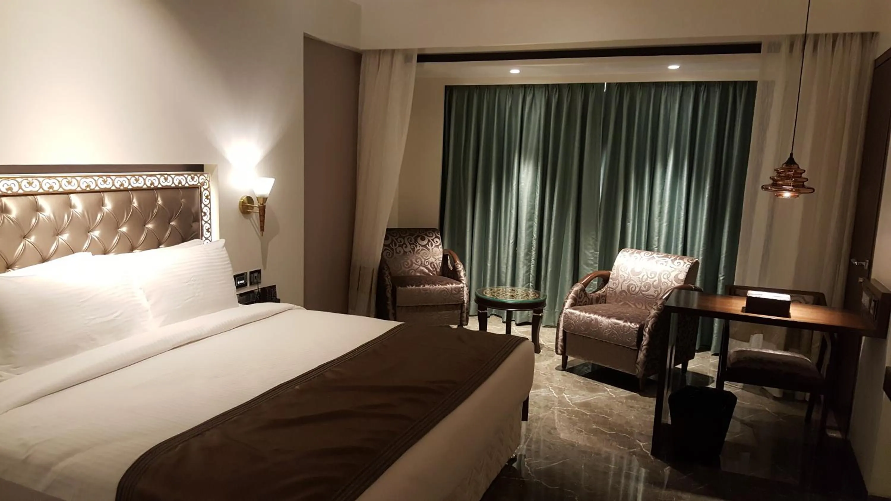 Bed in Hotel Peninsula Redpine