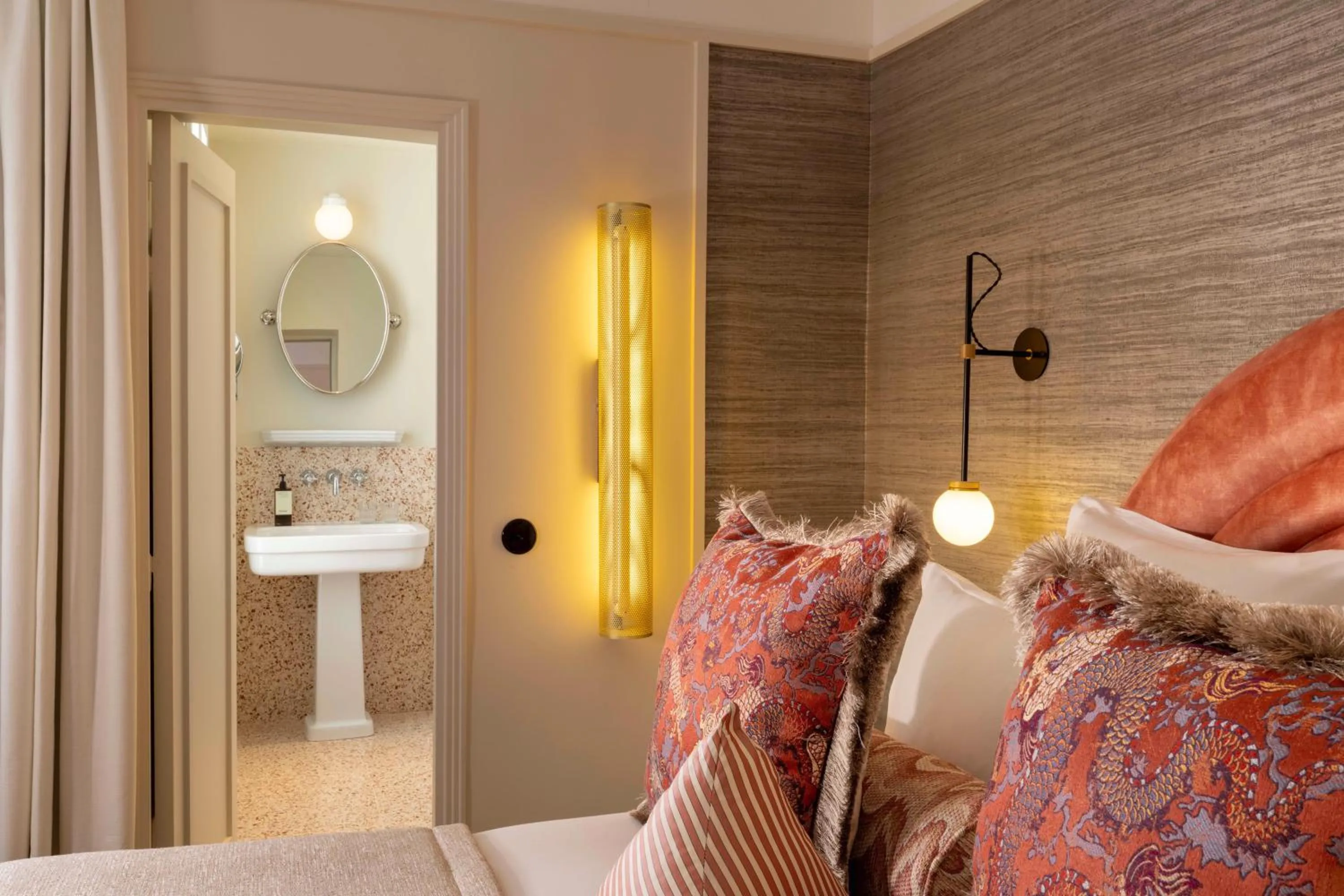 Bathroom, Bed in Hôtel l'Inattendu