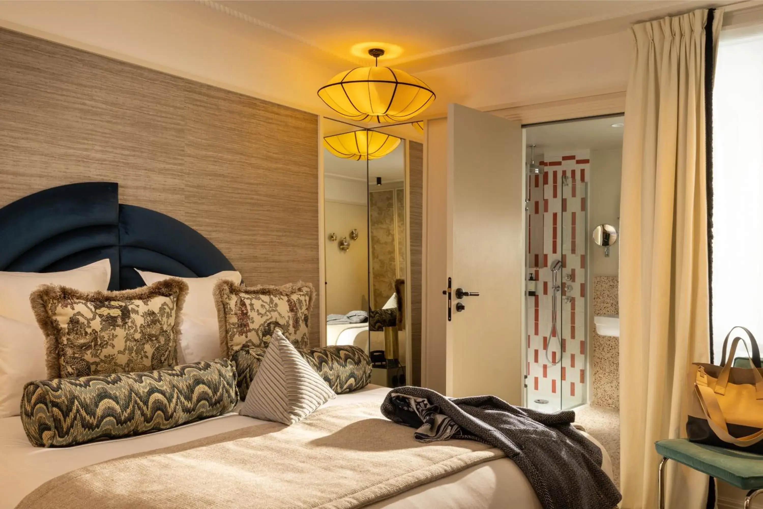 Photo of the whole room, Bed in Hôtel l'Inattendu Photo of the whole room, Bed in Hôtel l'Inattendu