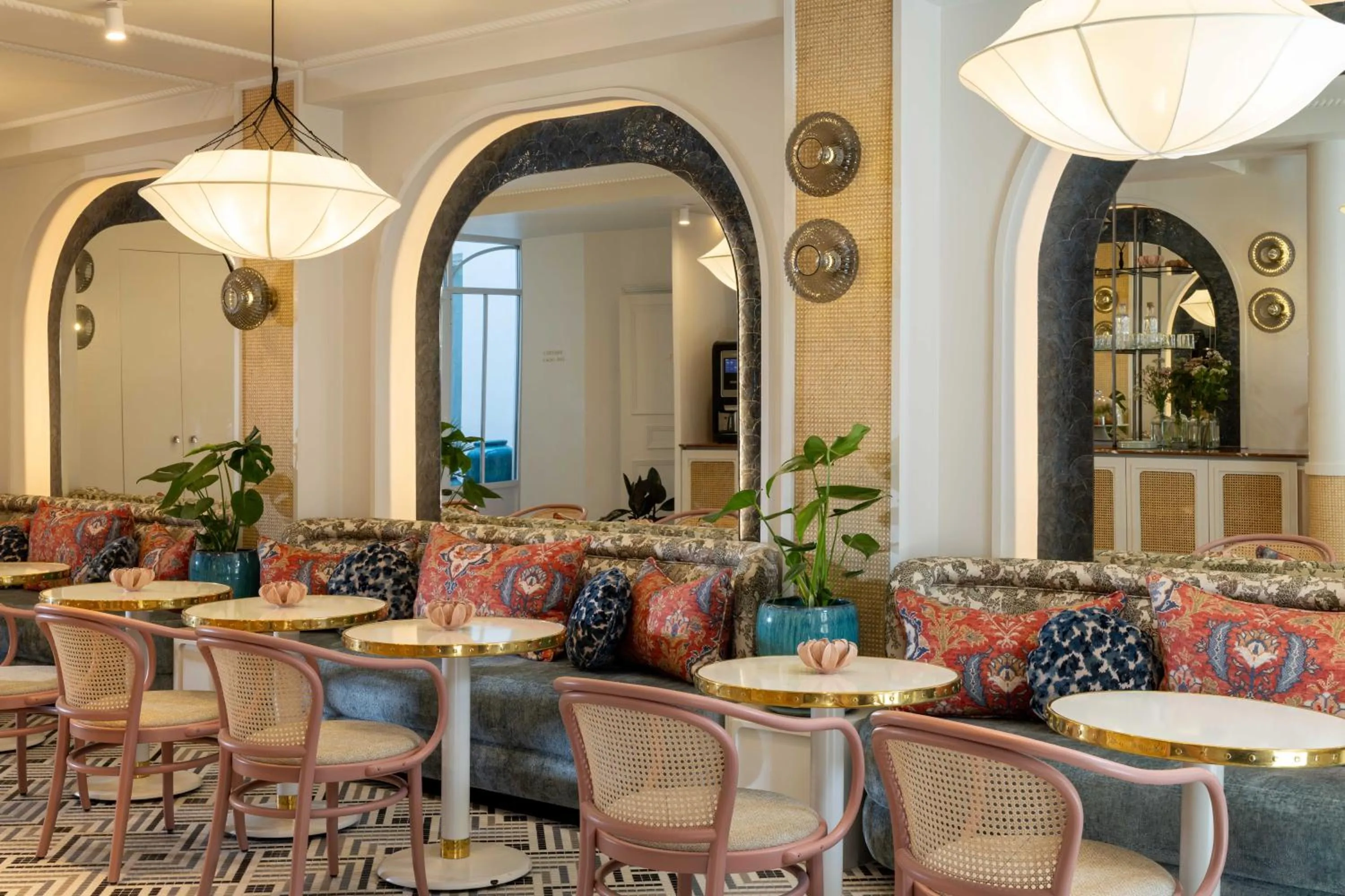 Seating area in Hôtel l'Inattendu