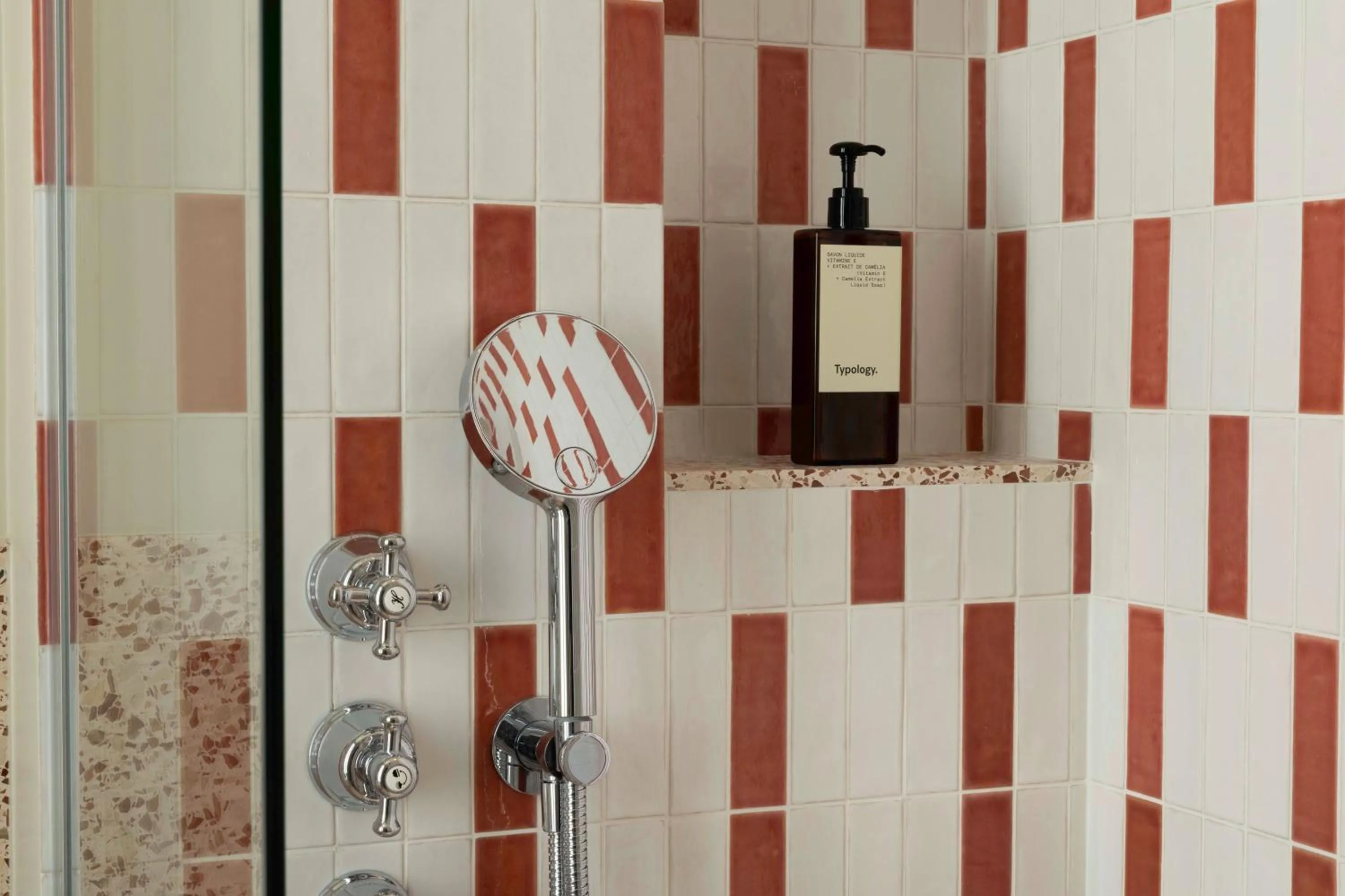 Shower in Hôtel l'Inattendu