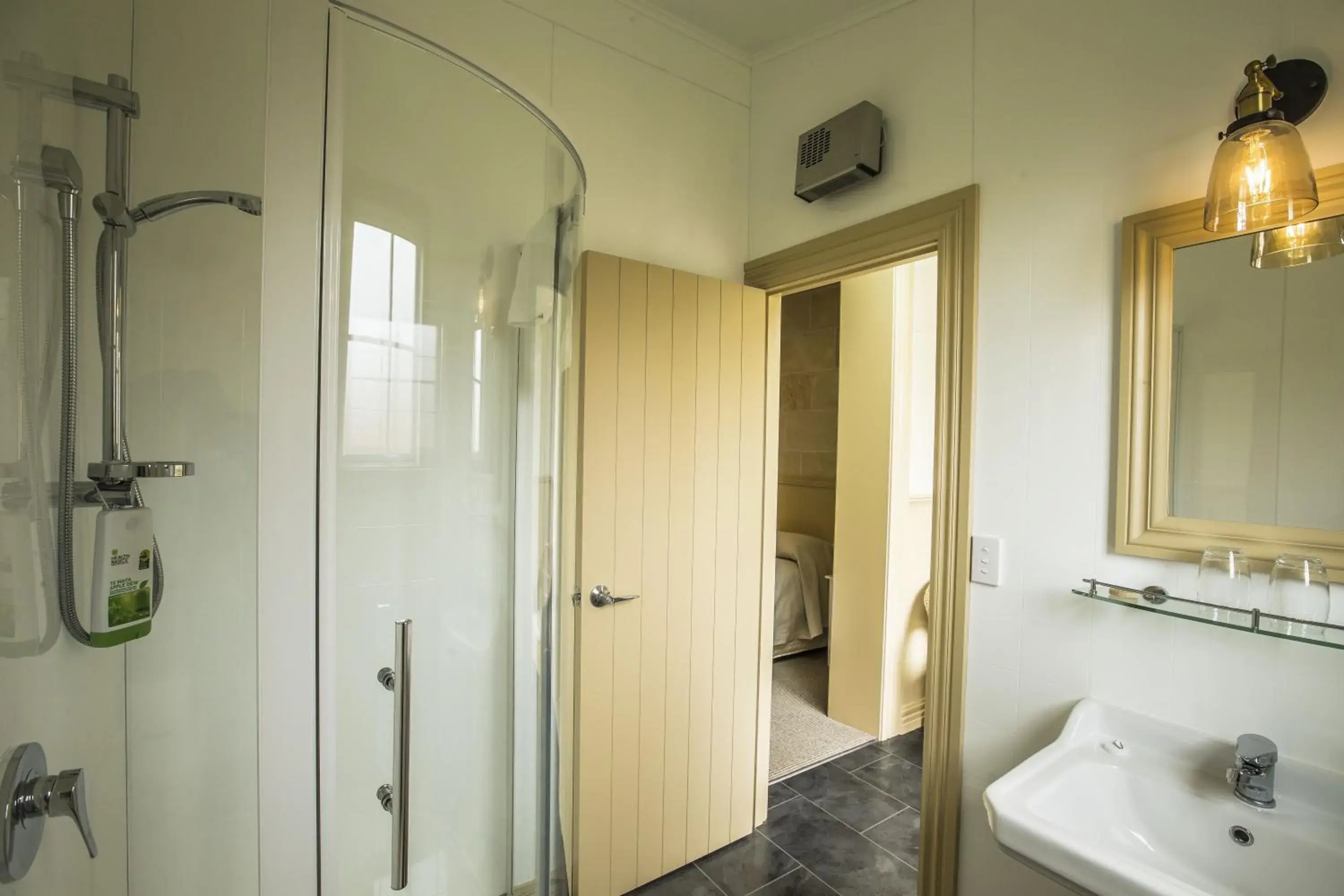 Deluxe Double or Twin Room in Waitaki Braids Deluxe Double or Twin Room in Waitaki Braids