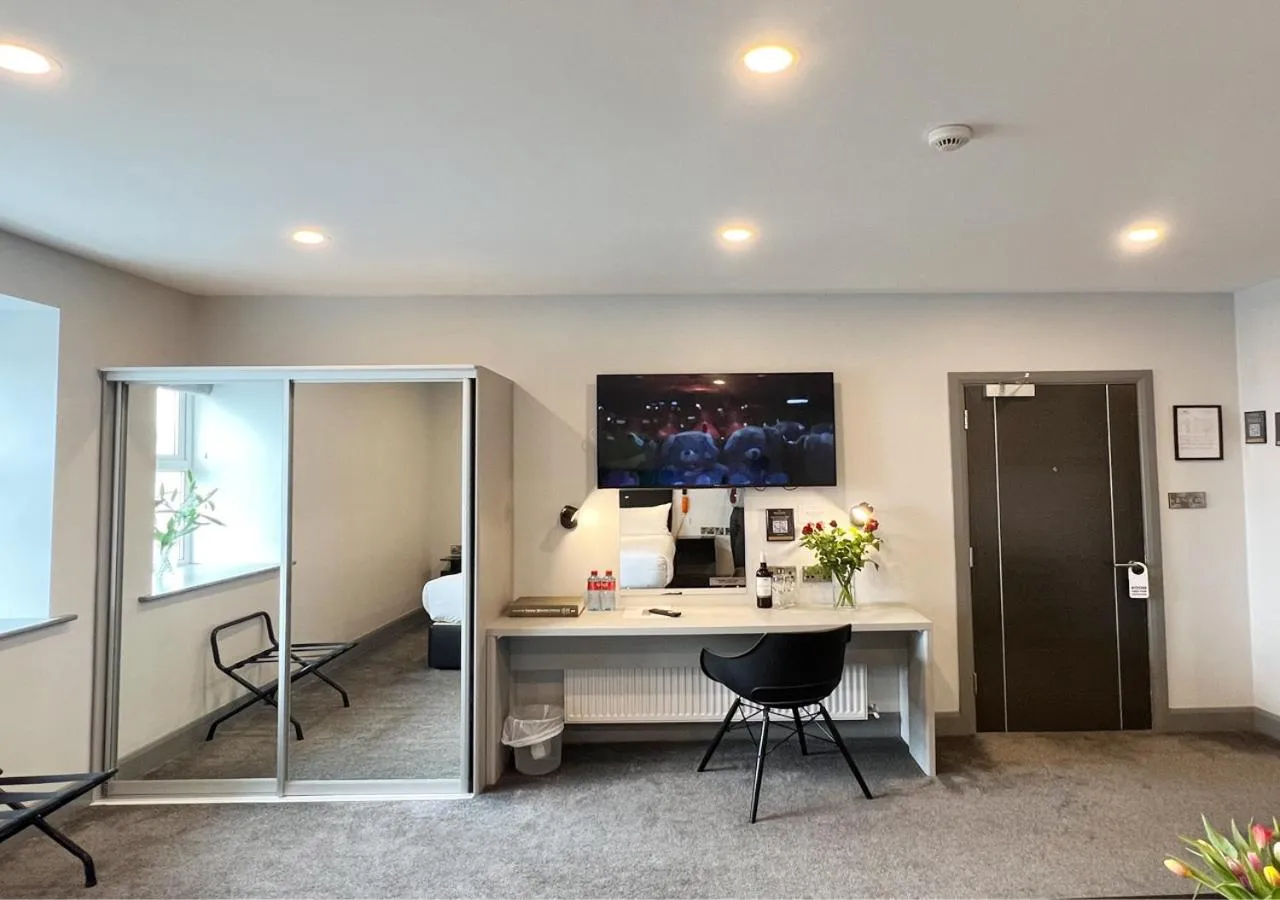 TV and multimedia in Bella Vista Hotel & Self Catering Suites