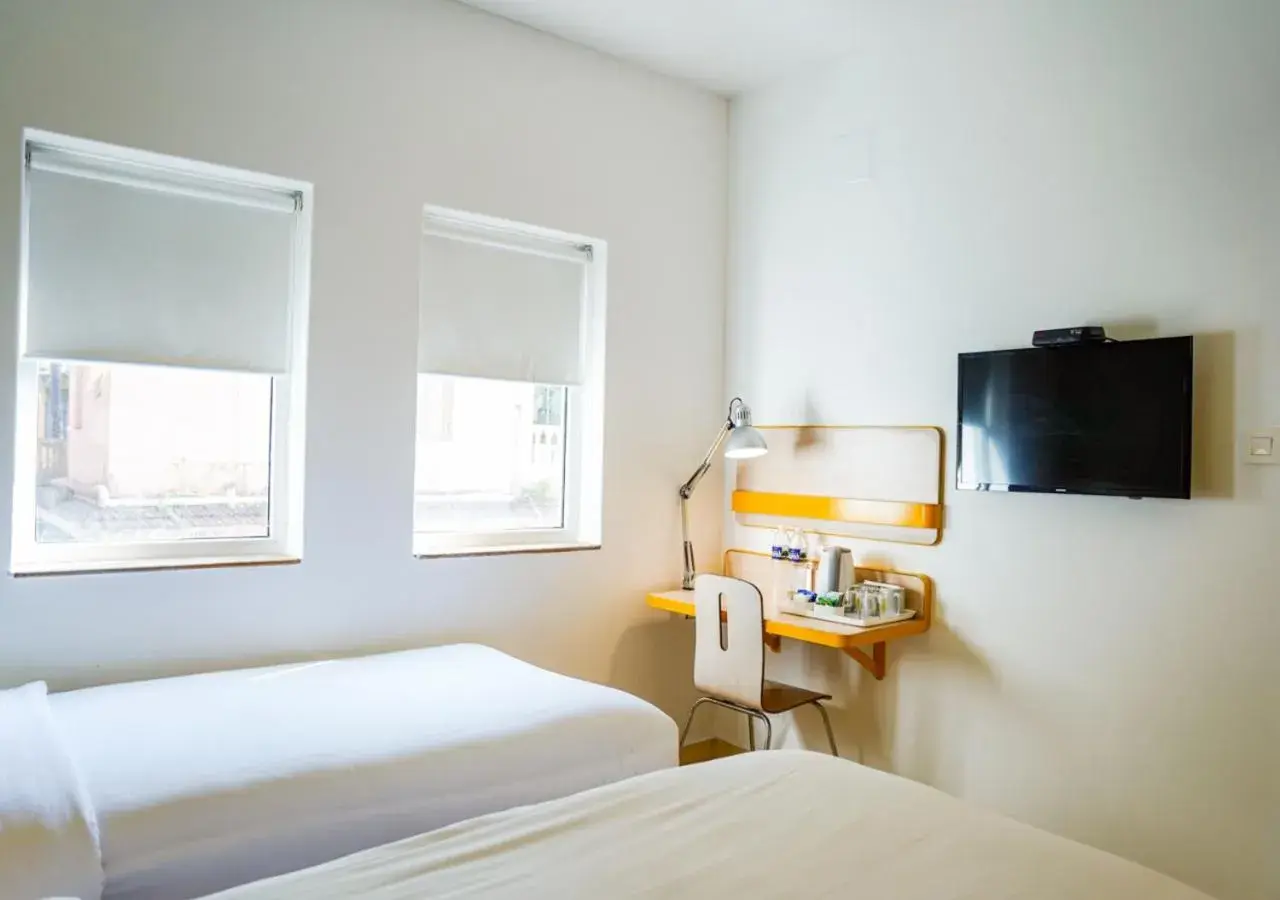 TV and multimedia, Bed in Bloom Hotel - Calangute TV and multimedia, Bed in Bloom Hotel - Calangute