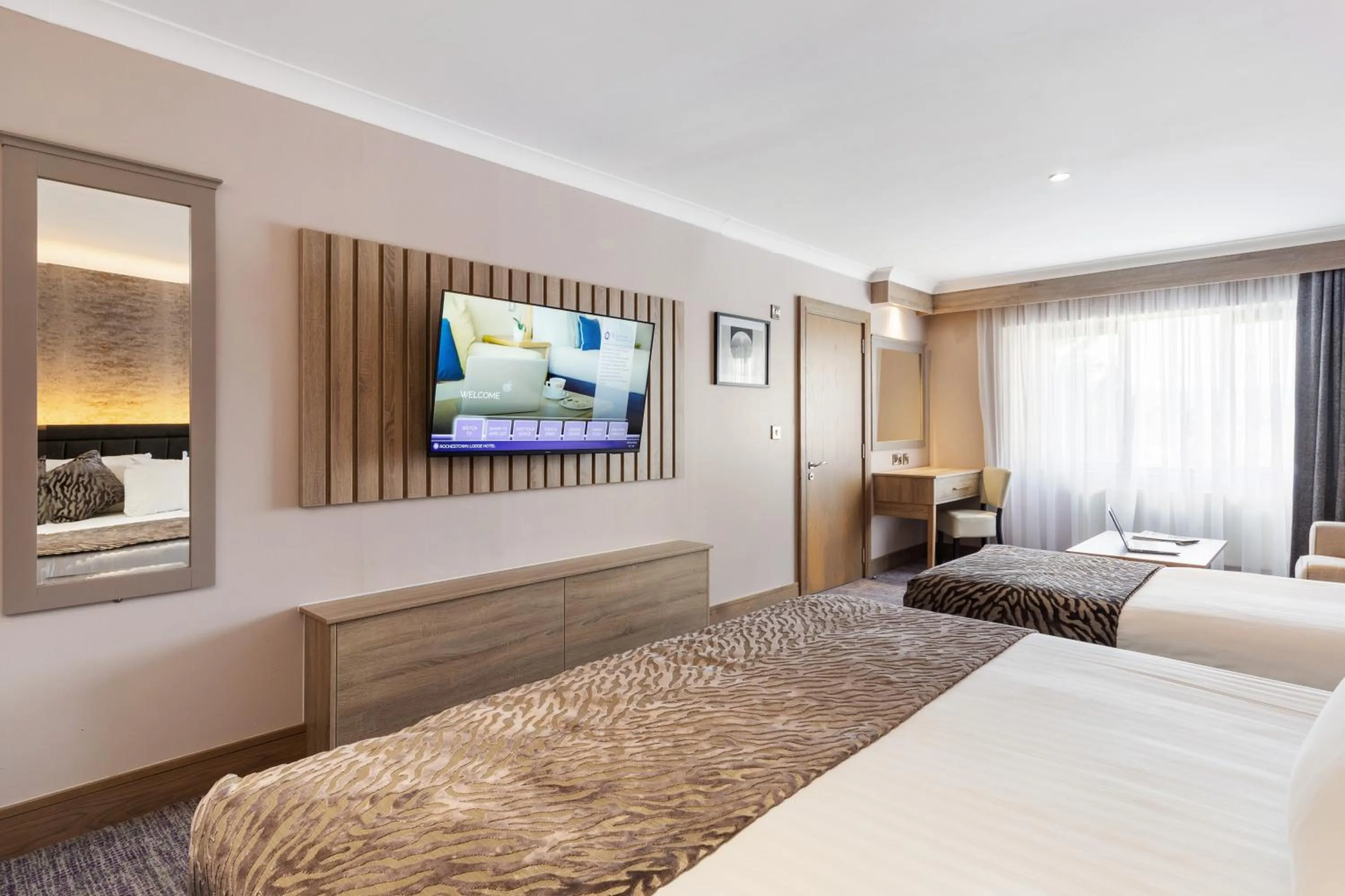 Communal lounge/ TV room, Bed in Rochestown Lodge Hotel