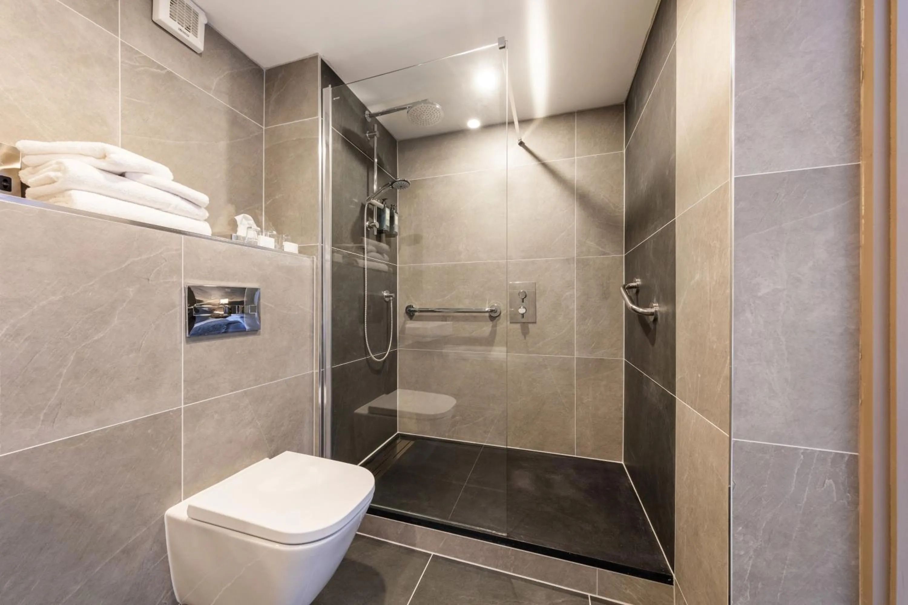 Shower in Rochestown Lodge Hotel