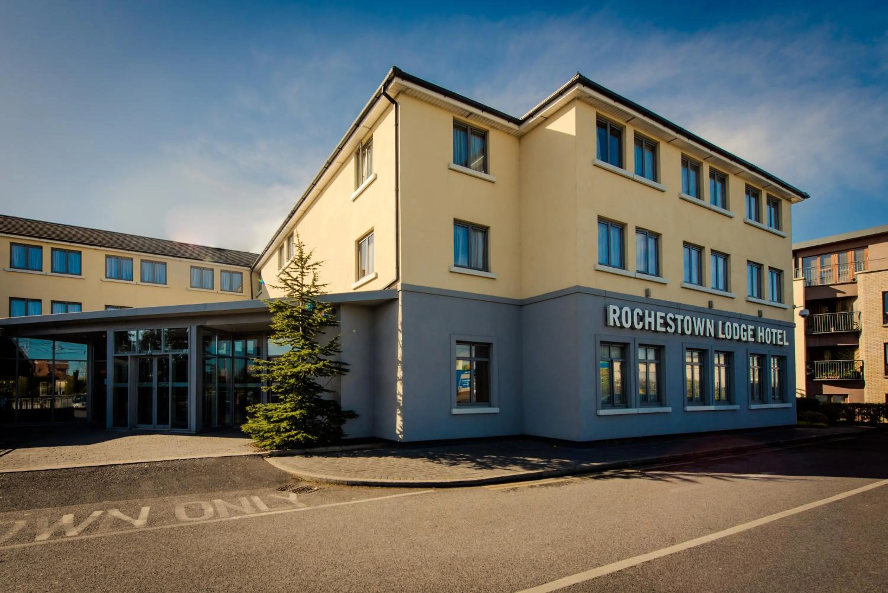 Facade/entrance in Rochestown Lodge Hotel