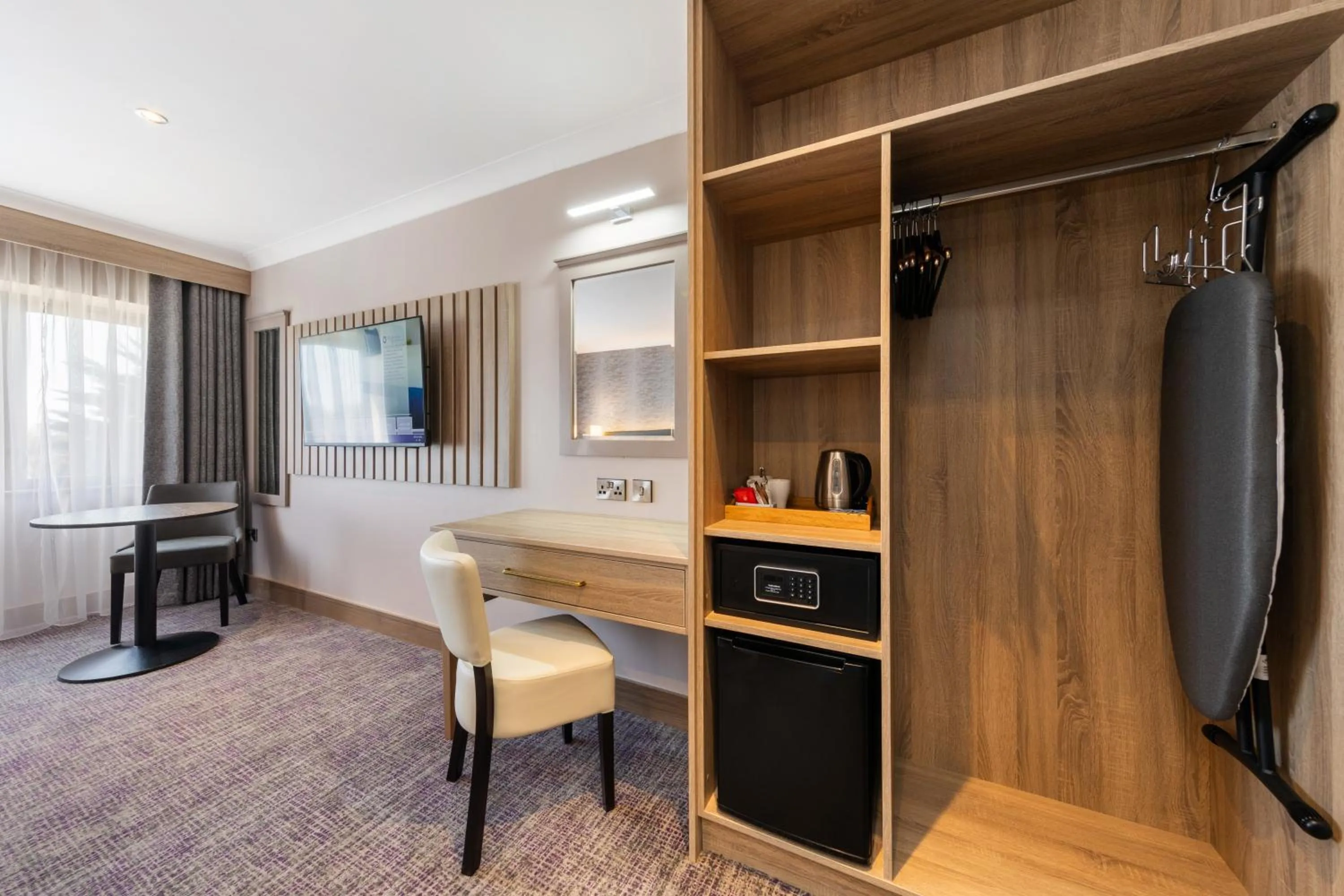 TV and multimedia in Rochestown Lodge Hotel