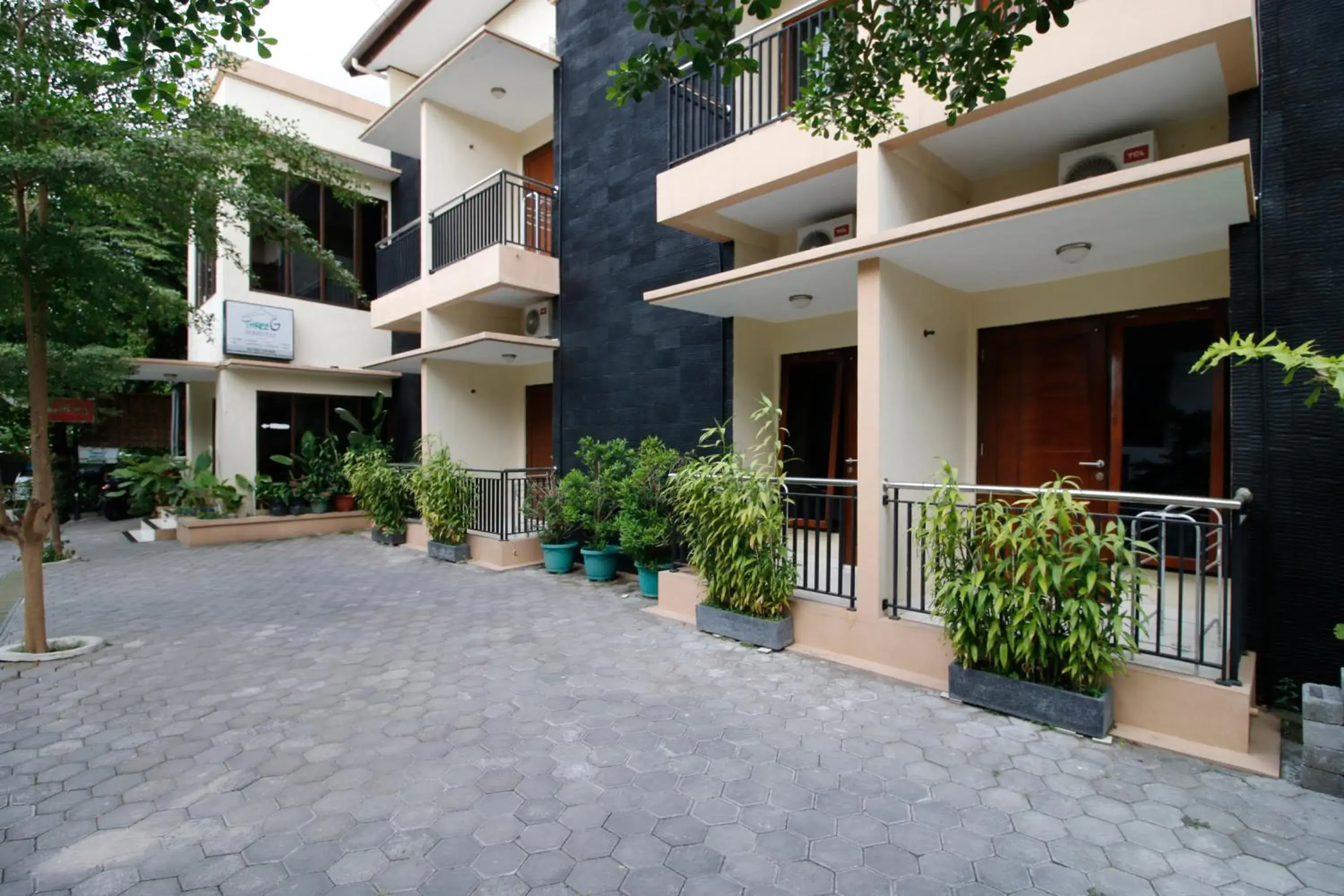 Facade/entrance in RedDoorz @ Turangga Sari Facade/entrance in RedDoorz @ Turangga Sari