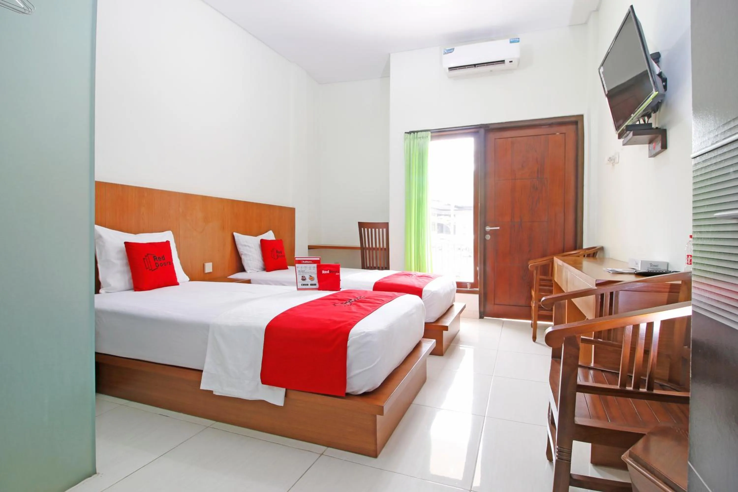 Bedroom, Bed in RedDoorz @ Turangga Sari