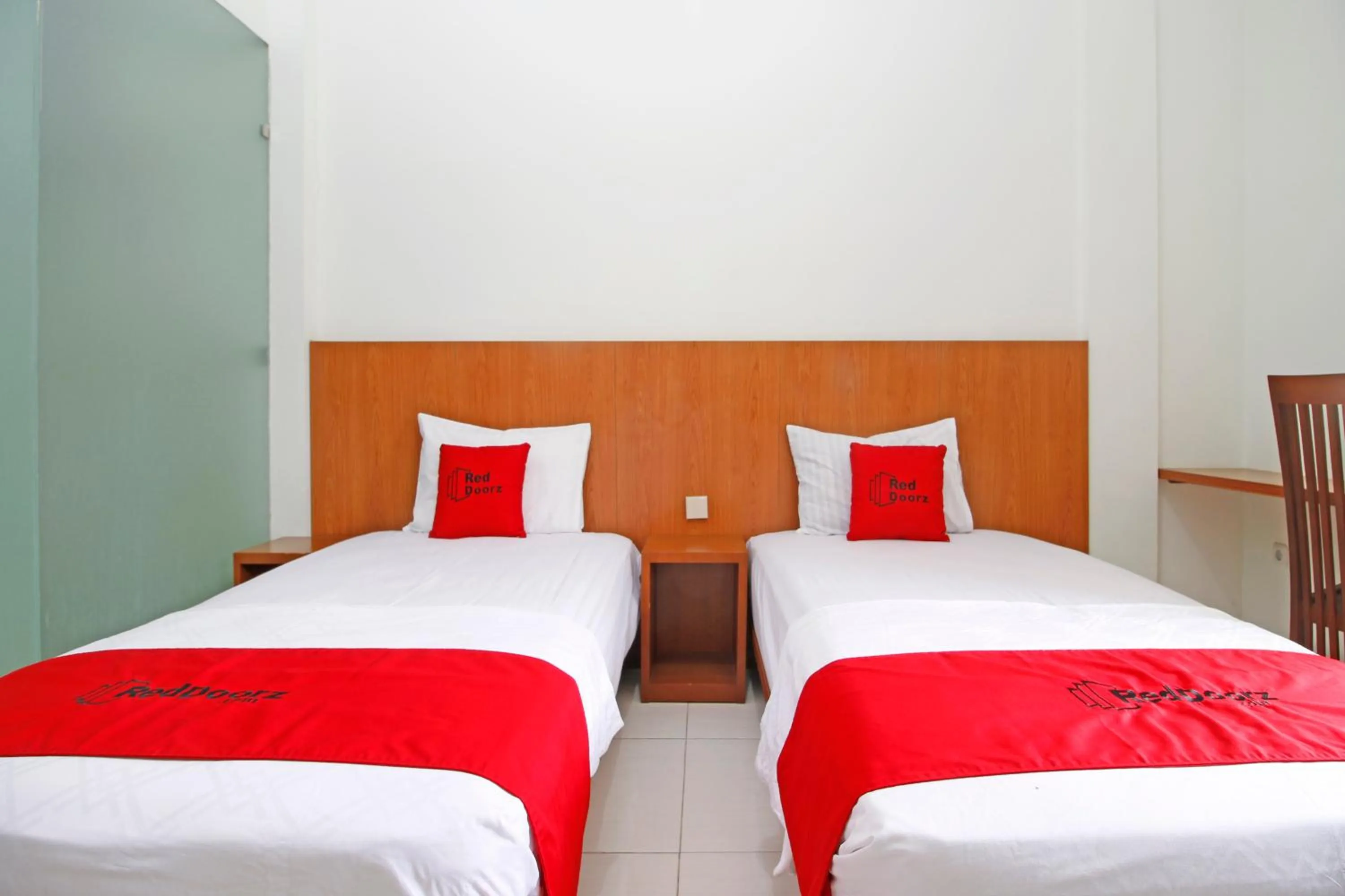 Bedroom, Bed in RedDoorz @ Turangga Sari