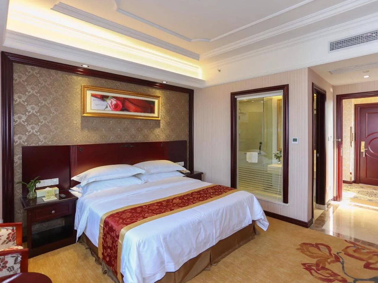 Vienna International Hotel Shanghai Pudong Xinchang Old Town Subway Station