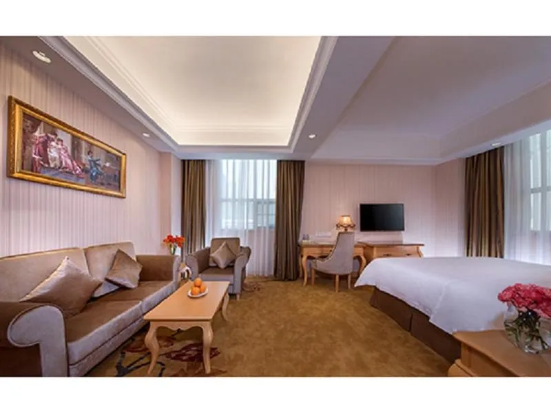 Bed in Vienna International Hotel Shenzhen Longhua Center