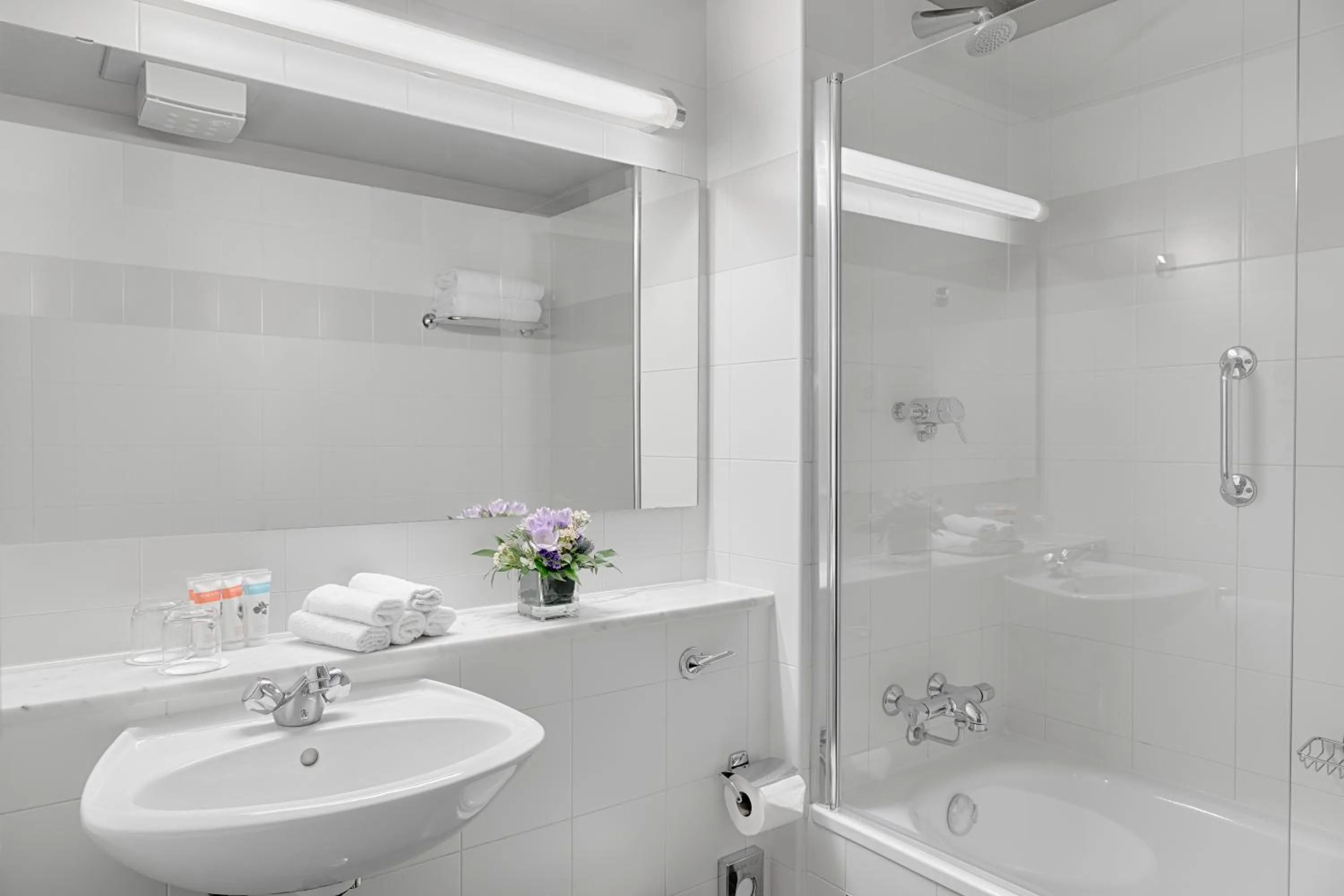 Shower in Harbour Hotel