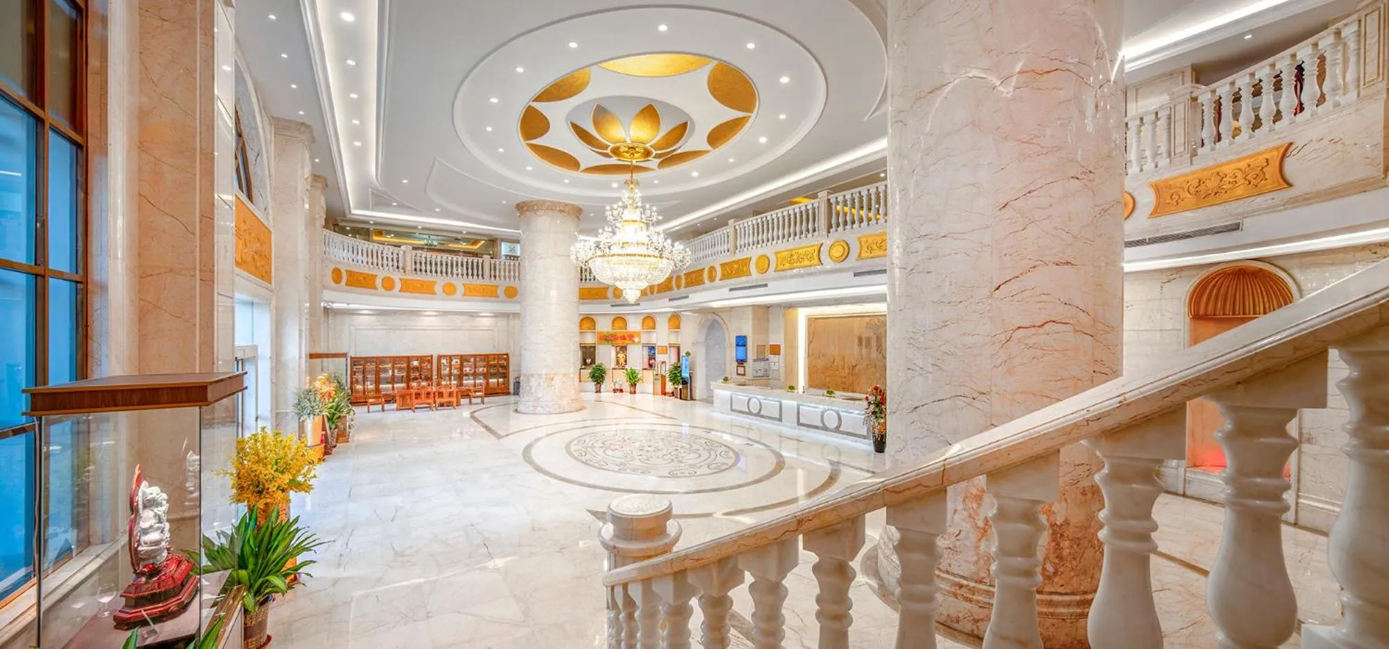 Lobby or reception in Vienna International Hotel Jieyang Yangmei Jade hotel