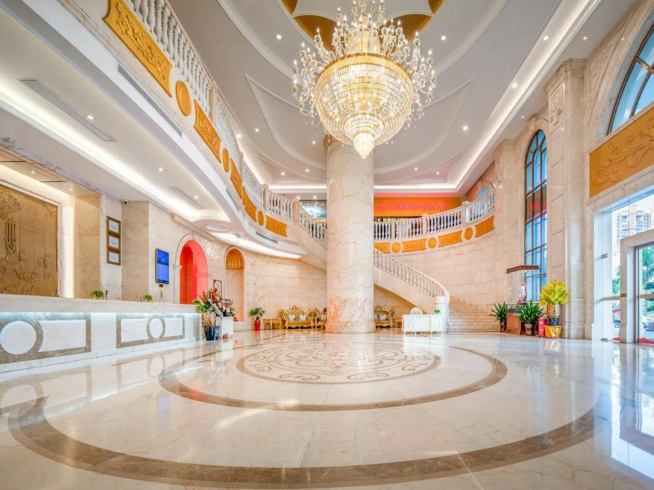 Lobby or reception in Vienna International Hotel Jieyang Yangmei Jade hotel