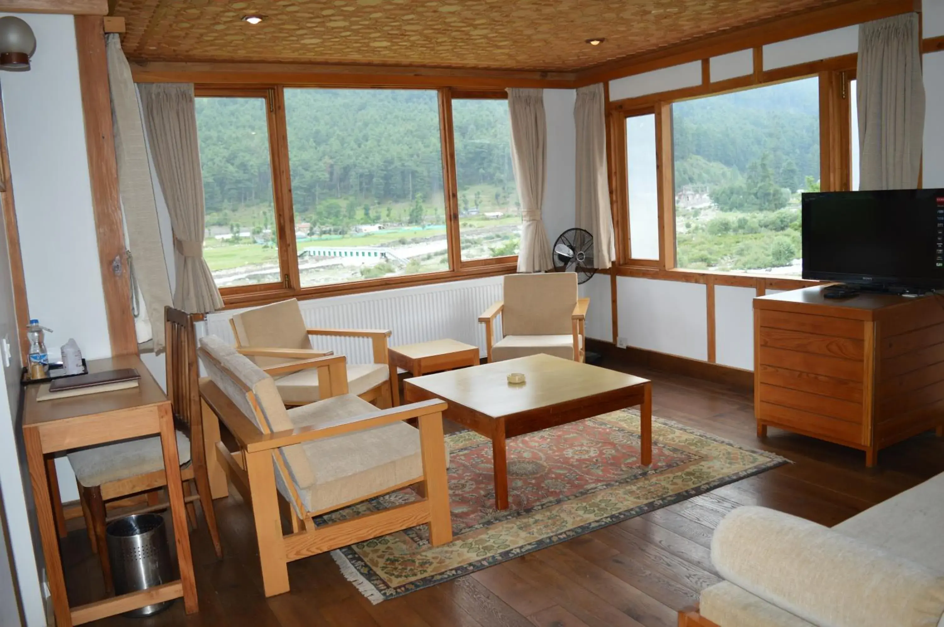 Living room in Pahalgam Hotel Living room in Pahalgam Hotel